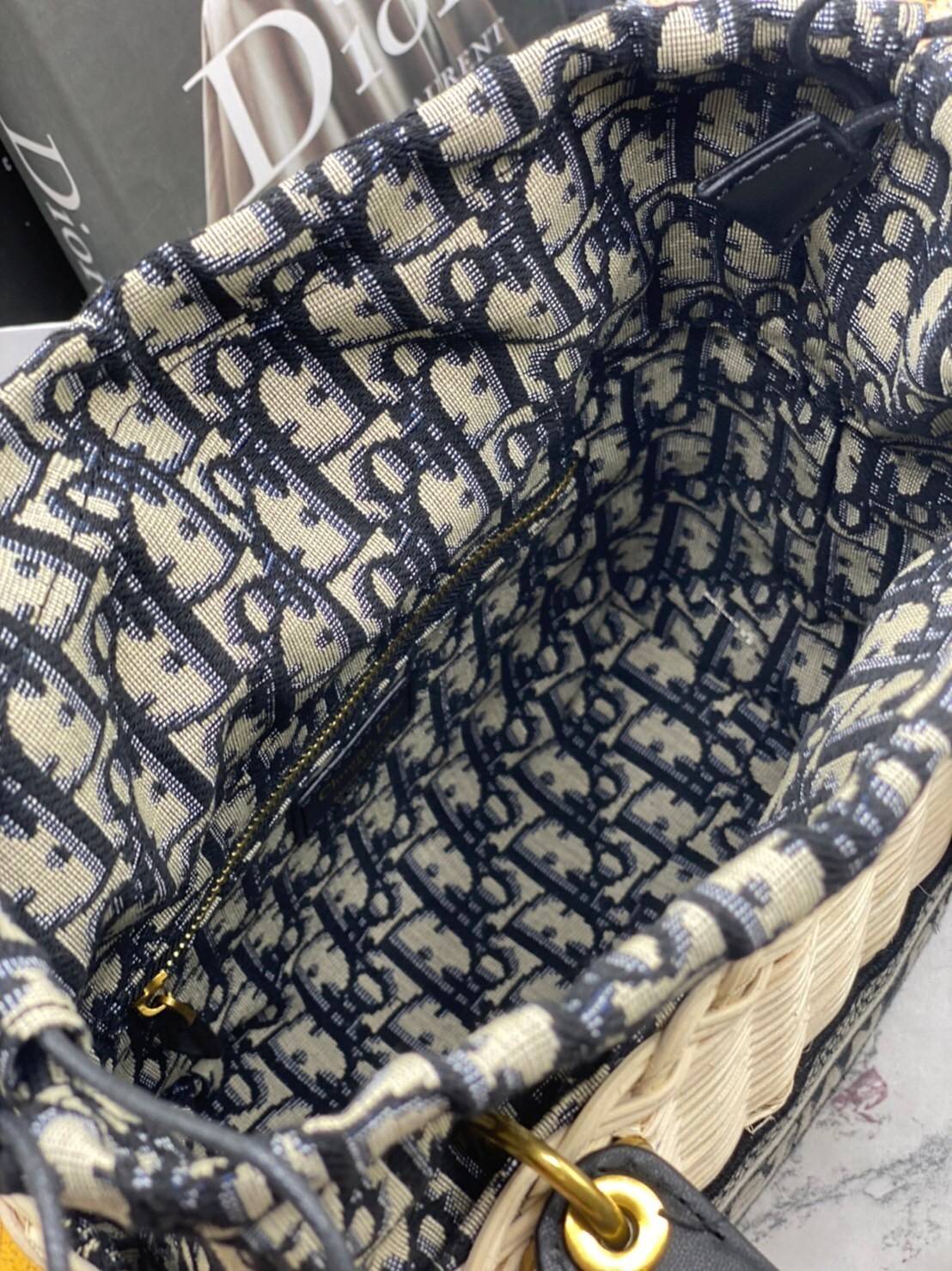 Medium Lady Dior Bag Natural Wicker and Dior Oblique Jacquard [Blue/Latte] เสน่ห์ที่สง่างาม พร้อมส่งที่ไทย ภาพสินค้าถ่ายจากงานขายจริง ใช้งานต่างประเทศได้ค่ะ