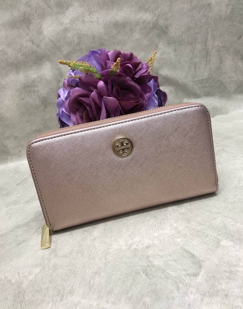 NEW TORY BURCH LONG WALLET BAG กระเป๋าสตางค์ใบยาว ซิปรอบ หนังซาฟเฟียโน่ ด้านหน้าติดโลโก้แบรนด์ เปิดปิดกระเป๋าแบบซิป หัวซิปแบรนด์นะค่ะ ด้านในแบ่งสามช่อง มีช่องซิปกลาง ช่องหน้าหลัง ใส่ธนบัตร และบัตรต่างๆได้ถึง 8 ใบนะค่ะ. ซัปในตีลายแบรนด์ สวยหรูที่สุด