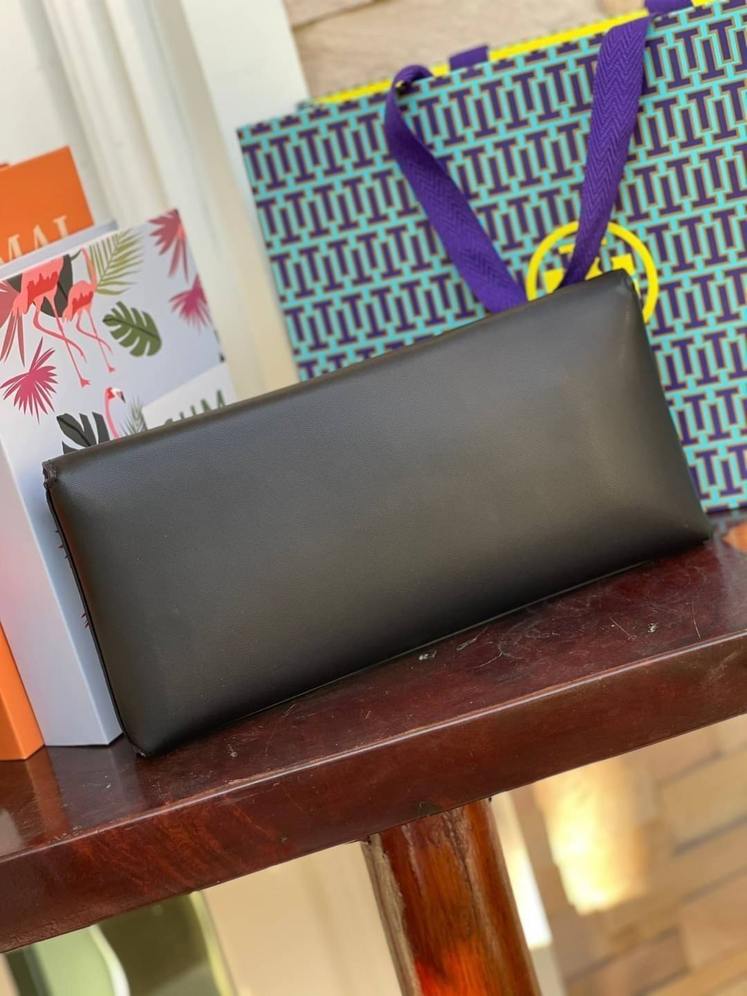 Tory burch Miller Metal clutch กระเป๋าคลัทช์ดีไซน์เรียบหรูออกแบบมาได้อย่างลงตัว ด้วยรูปทรงที่สวยงามและทันสมัย จากแบรนด์ Tory Burch ขนาดกำลังดี สามารถใส่กระเป๋าสตางค์หรือเครื่องสำอางค์ได้ตามขนาดกระเป๋า ในเรื่องของดีไซน์และอะไหล่สีทองดูแมทช์กันดีกับกระเป๋า 
