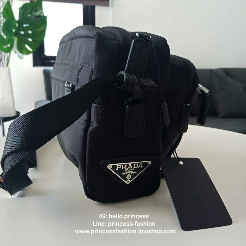 Prada Bag ทรงใหม่มีไว้ไม่ซ้ำใครแน่นอนคะ จะสะพายข้าง หรือ คาดอกก็ได้คะ วัสดุทำจากผ้าNylon กันน้ำ ตัวอะไหล่สีเงิน ขนาดกำลังดี ใส่ของได้เยอะคะ มือถือ กระเป๋าตังใส่ได้ สบายๆคะ ด้านหน้าและด้านหลังมีช่องซิปแยกให้อีกคะ ใช้ได้ทั้งผู้ชายผู้หญิงเลยคะ ด้านข้างกระเป๋