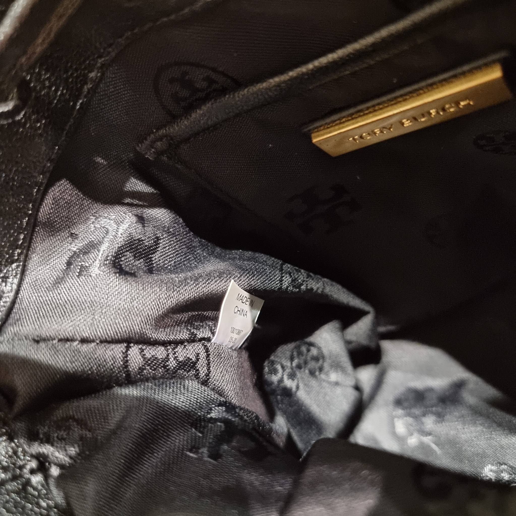 TORY BURCH WILLA MINI BUCKET BAG NEW ARRIVAL สุดปัง กระเป๋าสะพายทรงบัคเก็ต สวยผู้ดี โดดเด่นด้วยโลโก้สีทองดูหรู อัพลุคผู้ดี๊ผู้ดี วัสดุหนังแท้ ดีไซน์บุนวม เส้นคมดีเทลหรู เปิด-ปิดหนังรูดปากกระเป๋า มีหูหิ้วในตัว คล้องแขนเก๋ๆ ภายในเป็นช่องโล่ง มีช่องย่อย ใส่ข