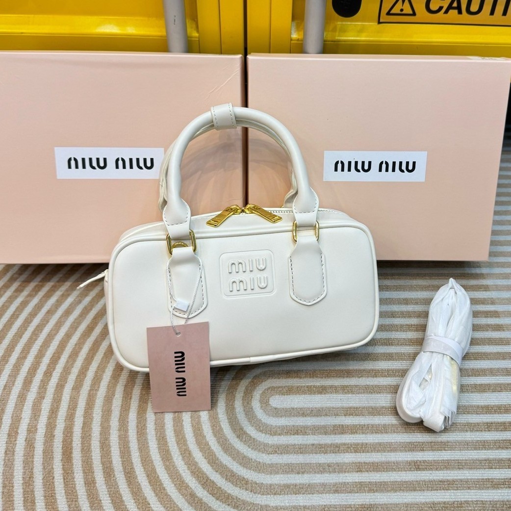 MIU MIU Arcadia leather bag 22cm Regular Size กระเป๋าถือ/สะพายสุดชิคมากในตอนนี้ ดีไซน์เรียบแต่มากมีอยู่จริง สวยดูแพง แมทชุดได้ง่ายสุด มินิมอลมินิใจ หูจับในตัวง่ายและสะดวกพกพา