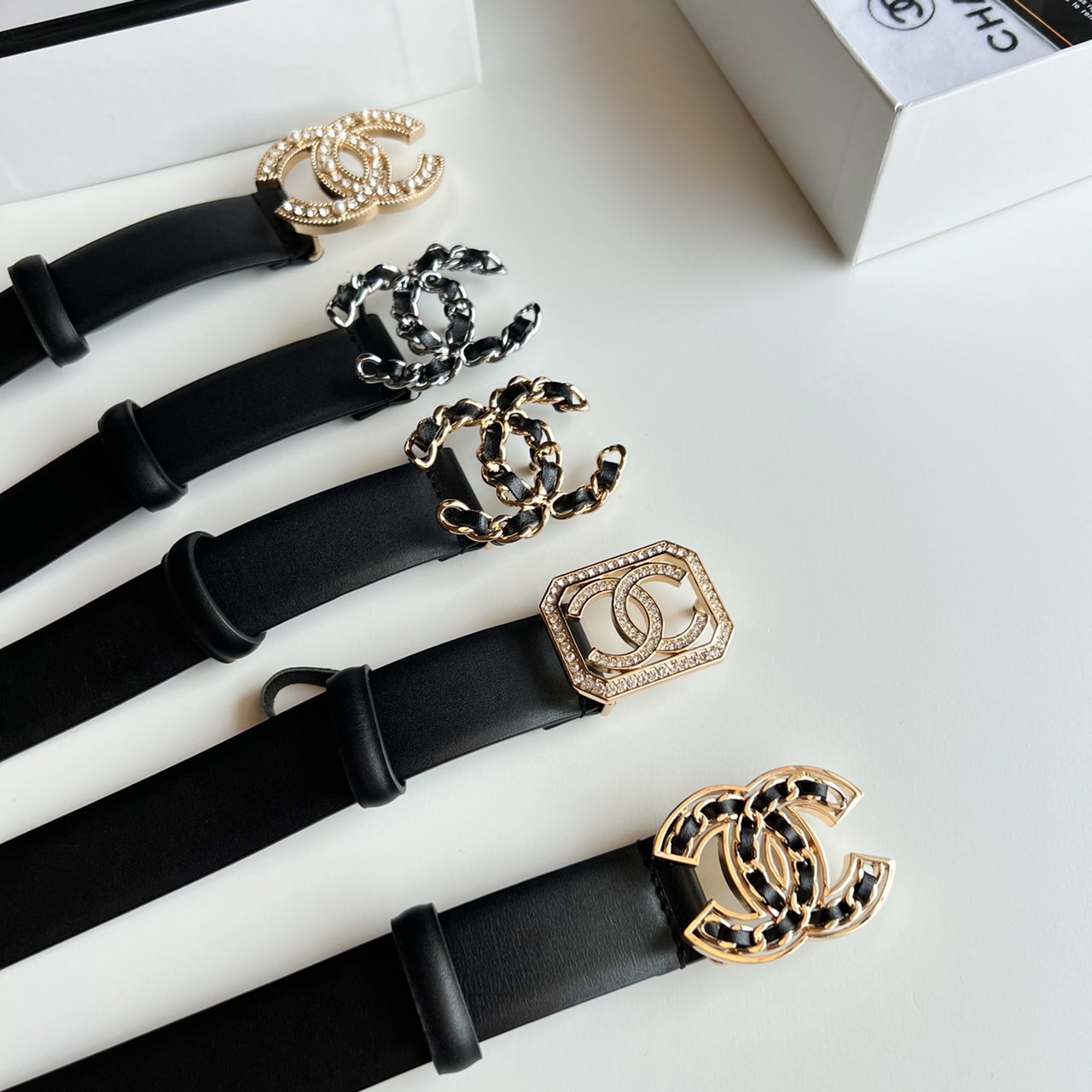 หนังแท้ Chanel Vintage Logo Leather Belt / Chanel Belt Size 30mm มีให้เลือก 5 แบบ พร้อมส่งที่ไทย เข็มขัดวัสดุ Calfskin หนังแท้ฟูขึ้นทรงสวย เกรดหนังดีที่สุดยิ่งใช้นานหนังยิ่งสวย หัวเข็มขัดโลโก้แบรนด์ 3D Vintage สายปรับระดับได้ มาในดีไซน์คลาสสิคเรียบหรูเข้า