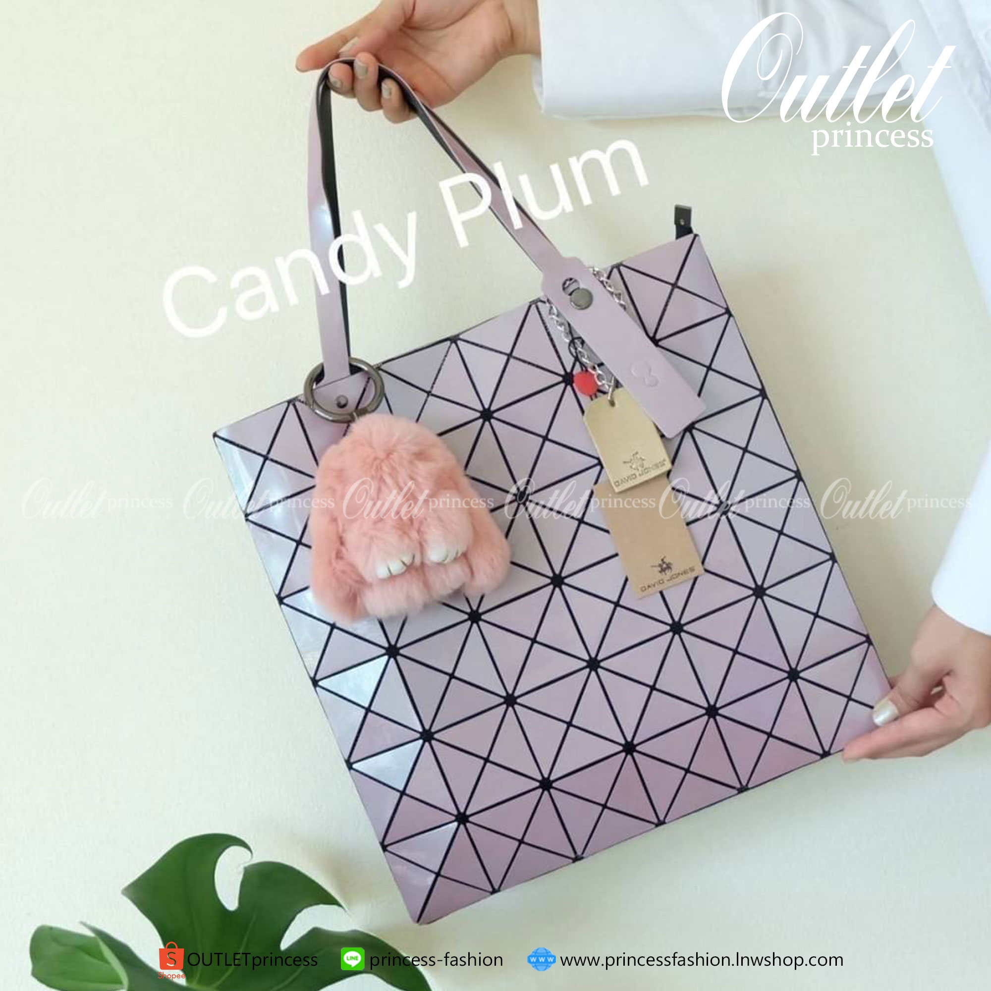 David Jones รุ่น Candy color ใบนี้ มาพร้อมกับน้องกระต่าย DV ขนฟู นิ่มๆ สีเข้า set กับกระเป๋าคะ