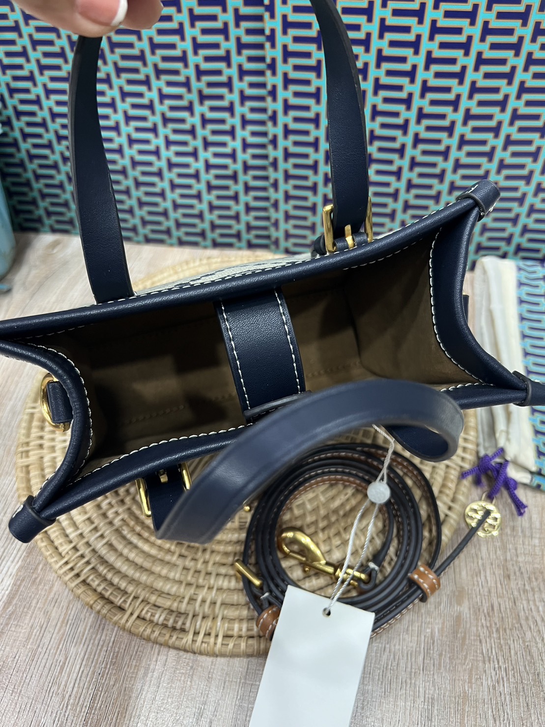 Tory Burch Mini T Monogram Square Tote / TORY BURCH Shopper Tote Bag 19cm ใบเล็ก กระเป๋าทรงโท้ท รุ่นใหม่ Square Tote ตกแต่งขอบด้วยหนังหรู มาพร้อมช่องเก็บของที่จุของได้มากมาย และสายจับกระเป๋าที่สามารถสะพายขึ้นไหล่ เหมาะสำหรับการใช้งานหลากหลายรูปแบบ รังสรรค