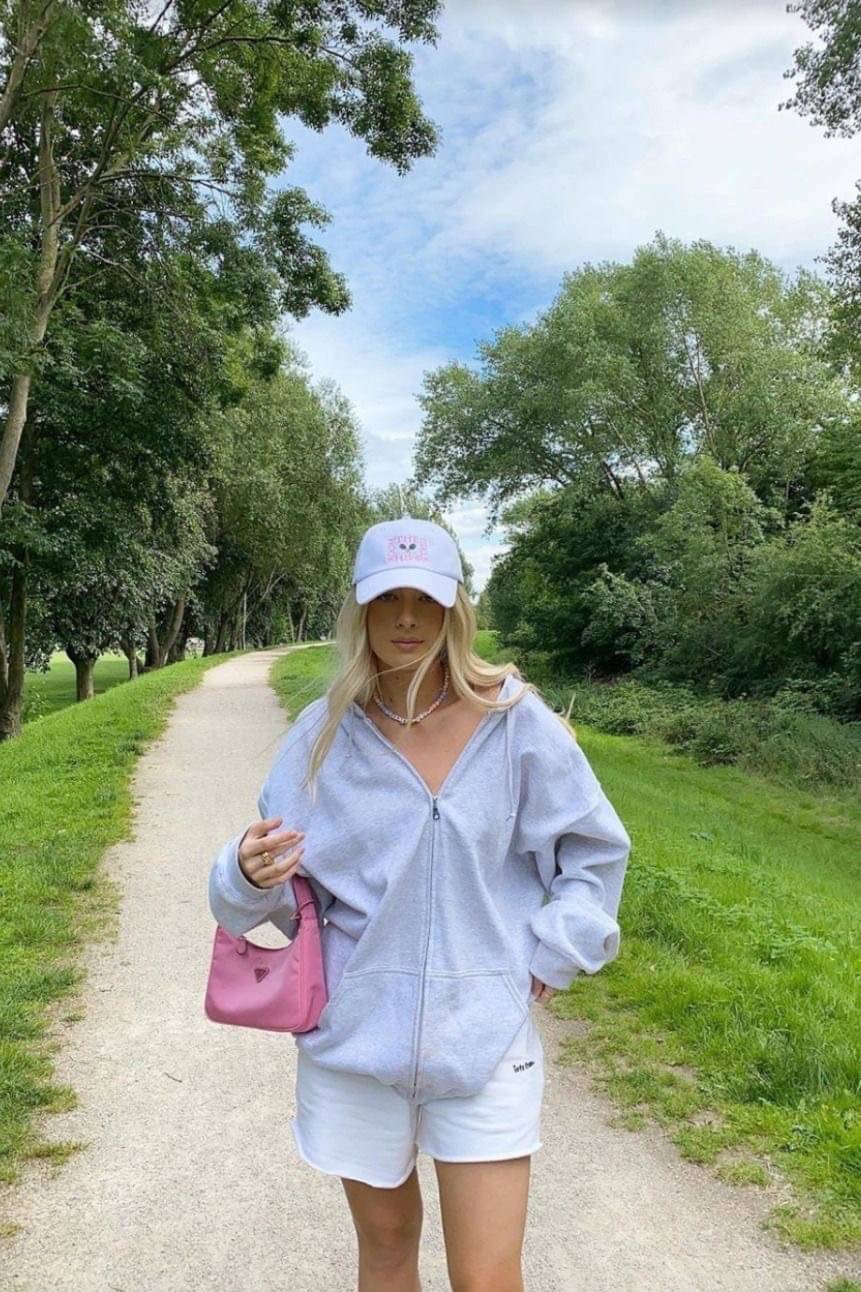 PRADA Nylon Mini Bag รุ่นใหม่แนะนำ!! พร้อมส่งครบ4สี รุ่นขายดีในตำนานค่ะ PRADA NYLON HANDBAGS ขนาดกะทัดรัด **อะไหล่เงิน วัสดุทำจากผ้าNylon อย่างหนา อยู่ทรง กันน้ำได้ หายห่วงคะ ด้านหน้ามีโลโก้แบรนด์ เปิดปิดด้วยซิป มาพร้อมสายผ้า ไม่สามา