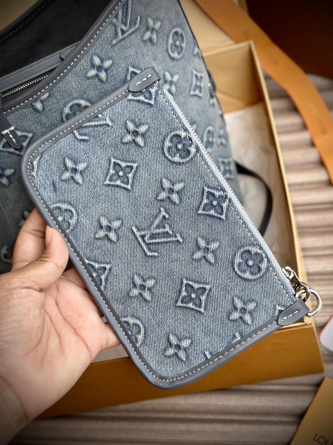 LV Carryall Denim Vintage Tote Bag กระเป๋าทรงโท้ทเดนิมสไตล์วินเทจ รุ่นใหม่ปั้มลายโมโนแกรมบนเดนิมสุดไอคอนิก ที่ใครเห็นต้องเป็นคลั่งรัก ผู้ดี หรูหราได้ทุกลุค ทุกสไตล์