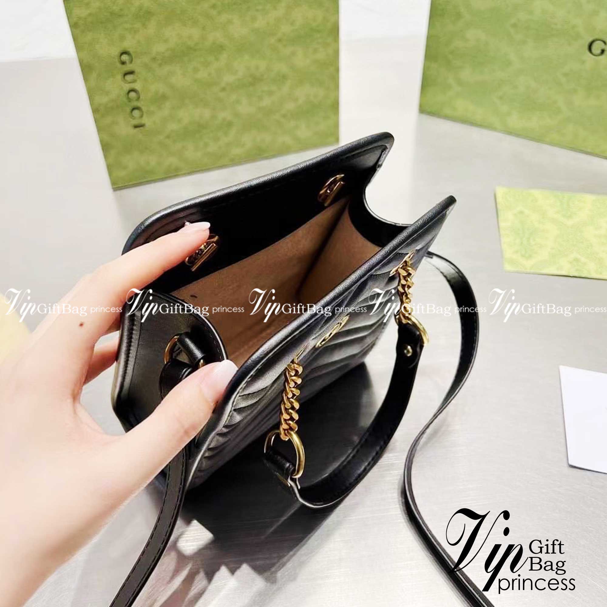 Gucci GG Marmont Matelasse Mini Bag / Gucci mini tote with chain bag กระเป๋าทรงโท้ทมินิ พร้อมสายสะพายโซ่ รองบ่าเป็นหนัง ถือได้ สะพายได้พร้อมสายยาวหนัง ภายในโล่งกว้าง จุของได้เยอะ ภาพถ่ายจากงานขายจริง ใช้งานต่างประเทศได้
