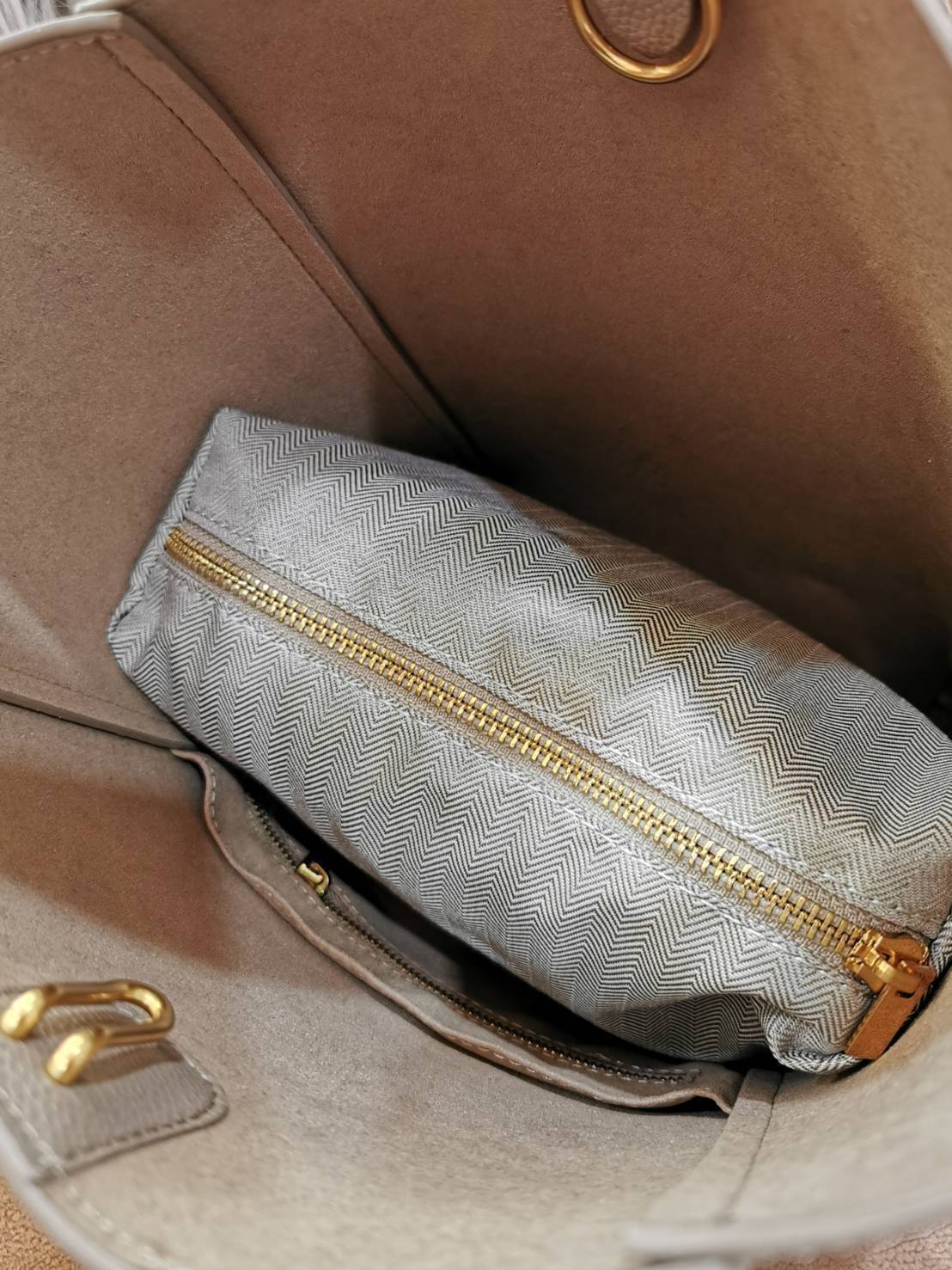 ซื้อ1ได้ถึง2! CELINE TRIOMPHE BUCKET BAG VIP GIFT WITH PURCHASE (GWP) พรีเมี่ยมกิ๊ฟ Limited Edition จาก CELINE PERFUME DUTY FREE COUNTER วัสดุหนังแท้ CALFSKIN ดีไซน์ทรง Bucket ขนาดกำลังดี มาพร้อมใบเล็กด้านในแยกใช้ได้ น้ำหนักเบา ภายในกว้างใส่ของใช้ได้เยอะพ