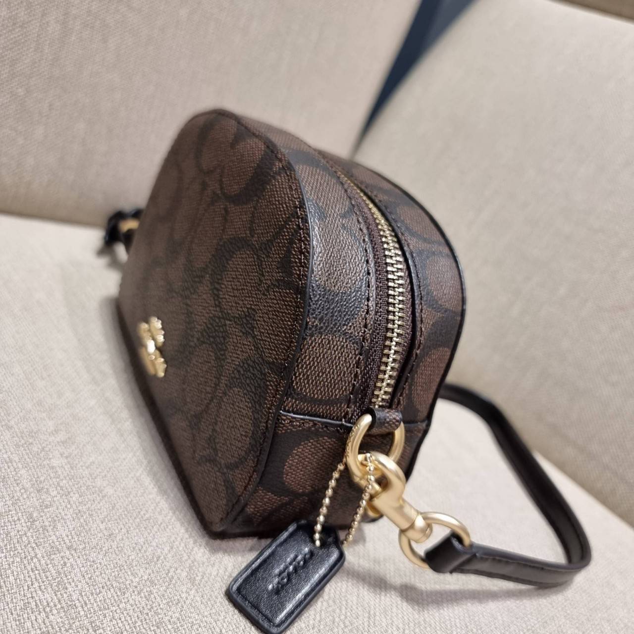 COACH 2628 MINI SERENA CROSSBODY IN SIGNATURE CANVAS ใหม่ที่สุด!! พร้อมส่งทุกสีเด็ด!! ย่อส่วนกระเป๋าสะพายคอลเลคชั่นยอดฮิต มินิเซเรนา ที่รับรองว่าน้องน่ารักม้ากกก!! ขนาดเล็กกุ๊งกิ๊ง แต่ดีเทลยิ่งใหญ่ วัสดุหนังแคนวาสเคลือบลาย เปิด-ปิดด้วยซิป สะดวกใช้ ภายในเป