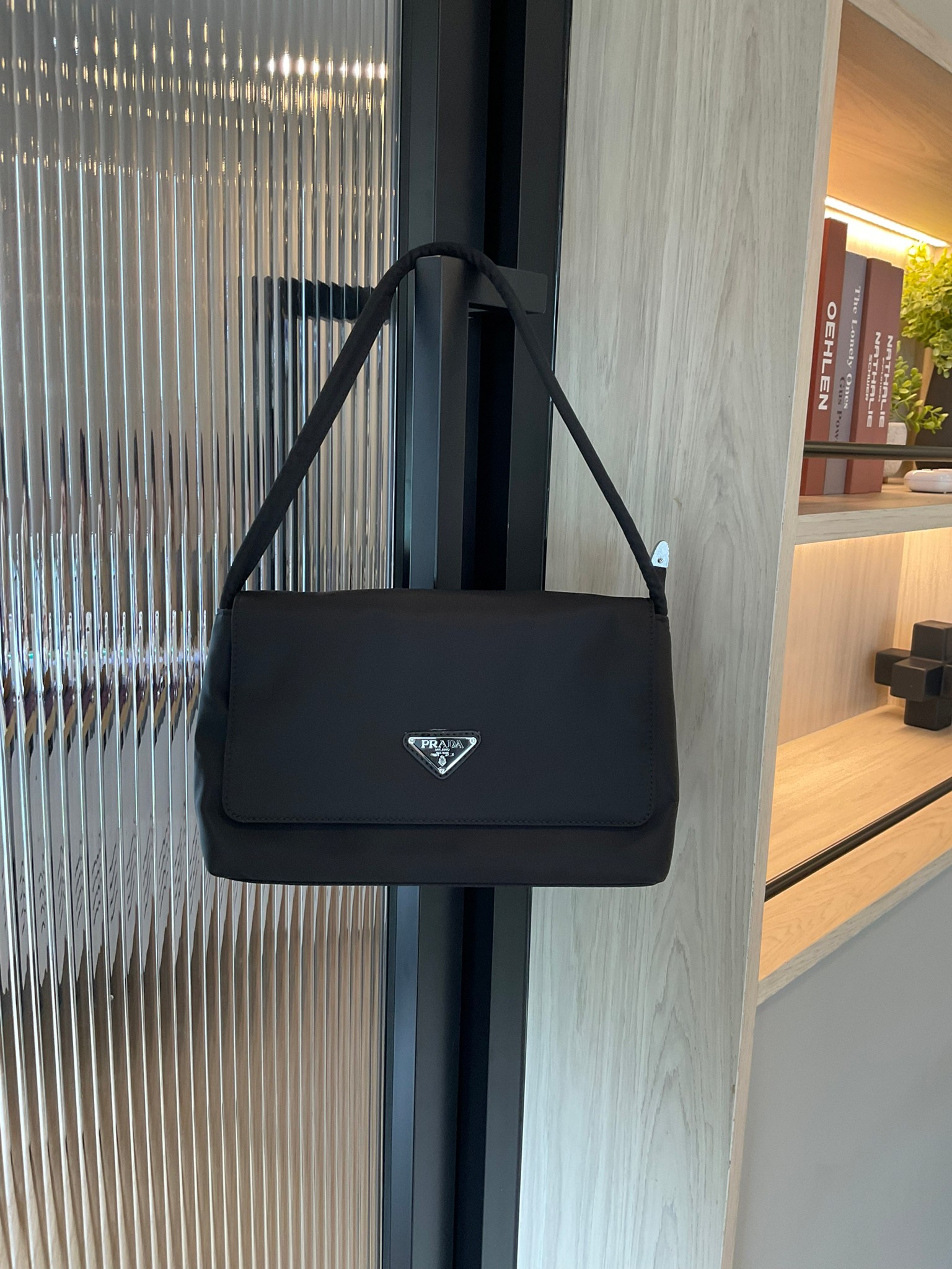 Prada nylon shoulder bag ทรงยอดฮิตของคุณผู้หญิงเลยค่ะ วัสดุทำจากผ้าNylon อย่างหนา กันน้ำได้คะ มีโลโก้แบรนด์อยู่ข้างหน้า ตัวกระเป๋าอยู่ทรง อะไหล่เงินทั้งใบ ด้านในบุผ้าลายแบรนด์อย่างดี