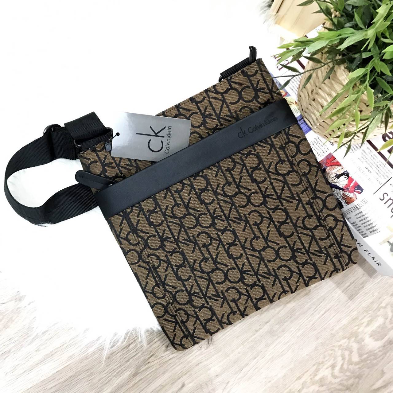 CALVIN KLEIN JEANS CROSSBODY BAG กระเป๋าสะพายรุ่น Limited Edition จาก Calvin Klein Jeans วัสดุ Canvas + Polyester 100% คุณภาพดี เนื้อหนา ลาย Ck ด้านหน้ามีโลโก้ Calvin Klein พร้อมช่องซิป 1 ช่อง เปิดปิด ด้วยซิปสะดวกใช้ ภายในมีโลโก้ เเละช่องซิป ขนาดกำลังดี ใ