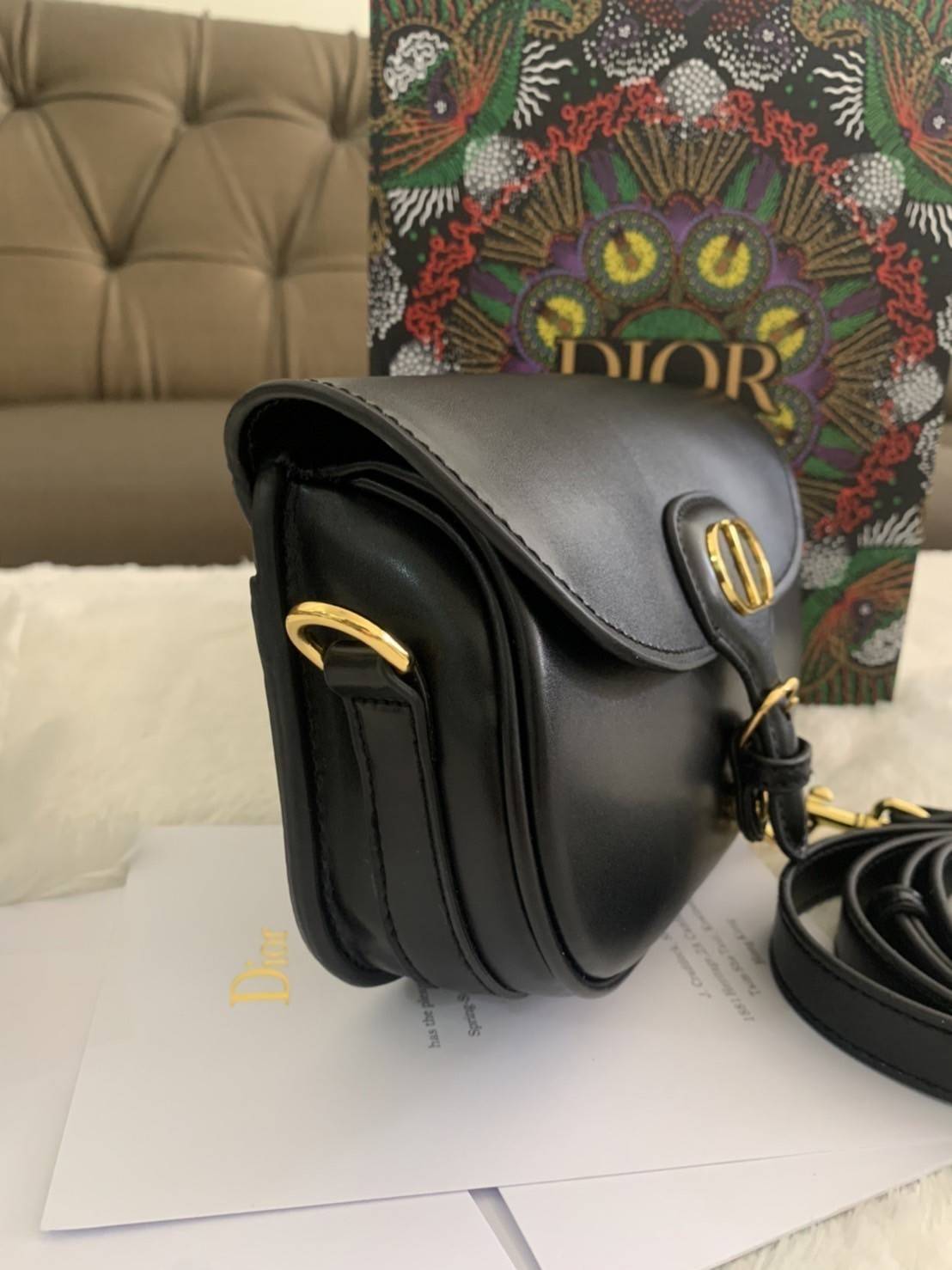 DIOR BOBBY EAST-WEST BAG (GWP) พรีเมี่ยมกิ้ฟ Limited Edition กระเป๋าสะพายขนาดกระทัดรัด น่ารักมากมาย วัสดุหนังแท้ (Calfskin) อะไหล่ทอง ตกแต่งด้านหน้ากระเป๋าแบบหัวเข็มขัด ประดับโลโก้ CD ด้านหลังสกรีนตัวอักษร "30 MONTAIGNE" มีช่องสำหรับเก็บของหนึ่ง