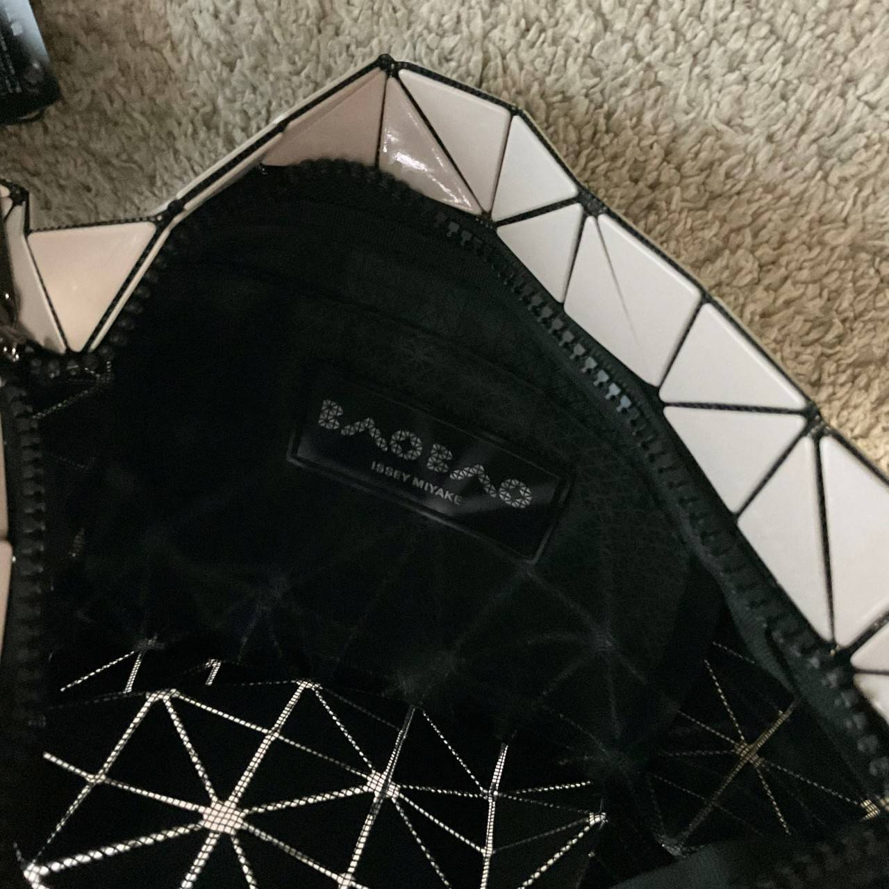 รุ่นใหม่ล่าสุด! พร้อมส่งที่ไทย! BAO BAO ISSEY MIYAKE BAGUETTE HANDBAG (LARGE) กระเป๋าสะพายไหล่จากทรงสวย วัสดุ 100% POLYVINYL CHLORIDE ด้านในใส่ของได้กำลังดีเลย ใส่ไอแพดมินิ กระเป๋าสตางค์ยาวได้ สมุดโน้ตได้สบายเลย วัยทำงานหรือวัยนักศึกษา อย่างน้อยต้องมีแบรน