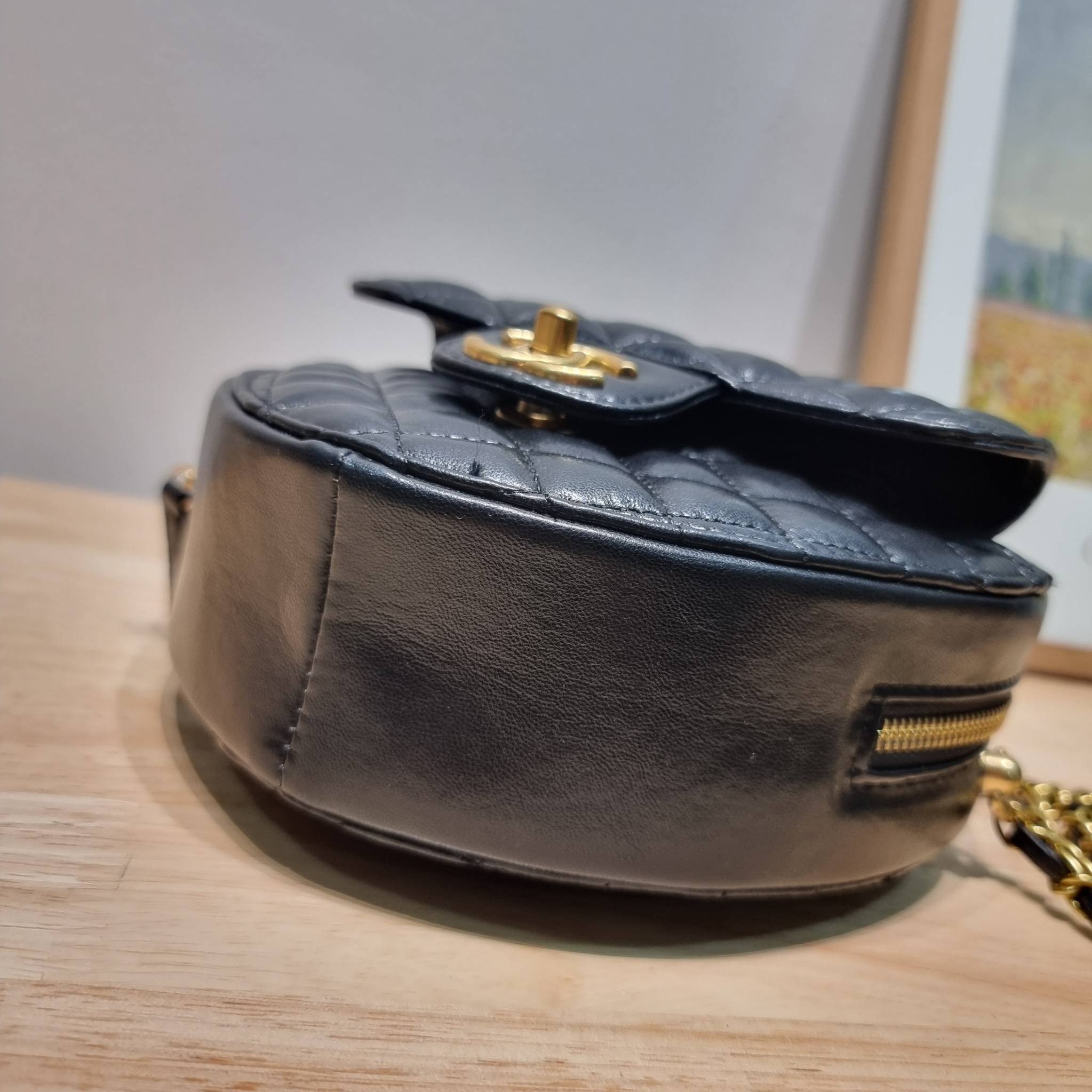 CHANEL Heart Bag Lambskin & Gold-Tone Meta สวยมาก มงลงมาก!! กระเป๋าสะพายสุดคิ้วท์ ที่ดีไซน์รูปทรงหัวใจไม่ซ้ำใคร น่ารักทุกสี น่าใช้ไปเลยแม่!! วัสดุหนังแกะฟอกสี เปิด-ปิดด้วยซิป ด้านหน้ามีช่องเก็บของจุกจิก ภายในเป็นช่องโล่ง ใส่มือถือ ใส่กระเป๋าสตางค์สั้นได้ 