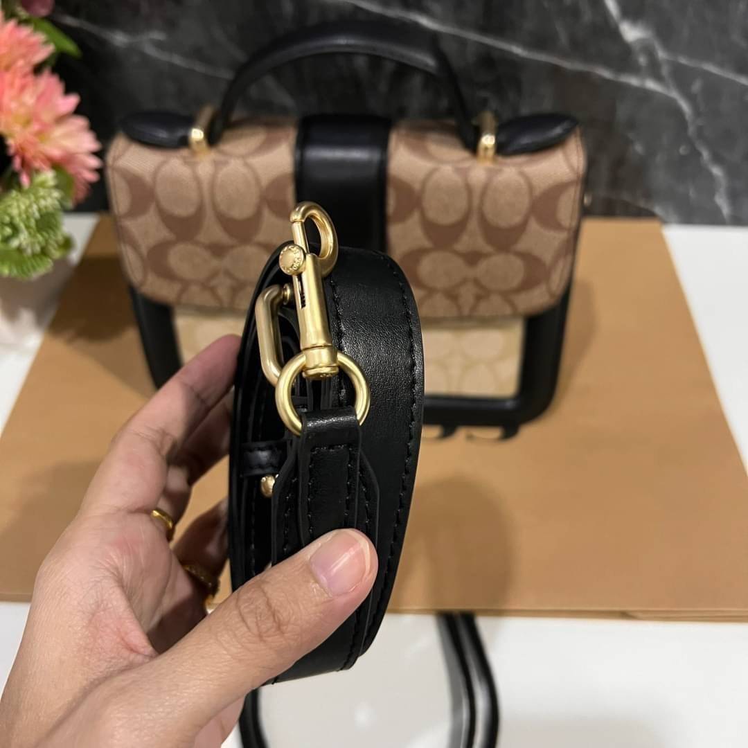 COACH SMALL GEORGIE TOP HANDLE IN BLOCKED SIGNATURE CANVAS ((6504//0468//6192//6015)) compact body portable shoulder bag 🌈ห้ามพลาด รุ่นแนะนำค่าา! พร้อมส่งทันที! กระเป๋าหิ้ว//สะพายข้างได้ วัสดุหนังแท้ 🔺หนึ่งใบทำลายหนังผสมกัน3แบบได้ลงตัวสวยง