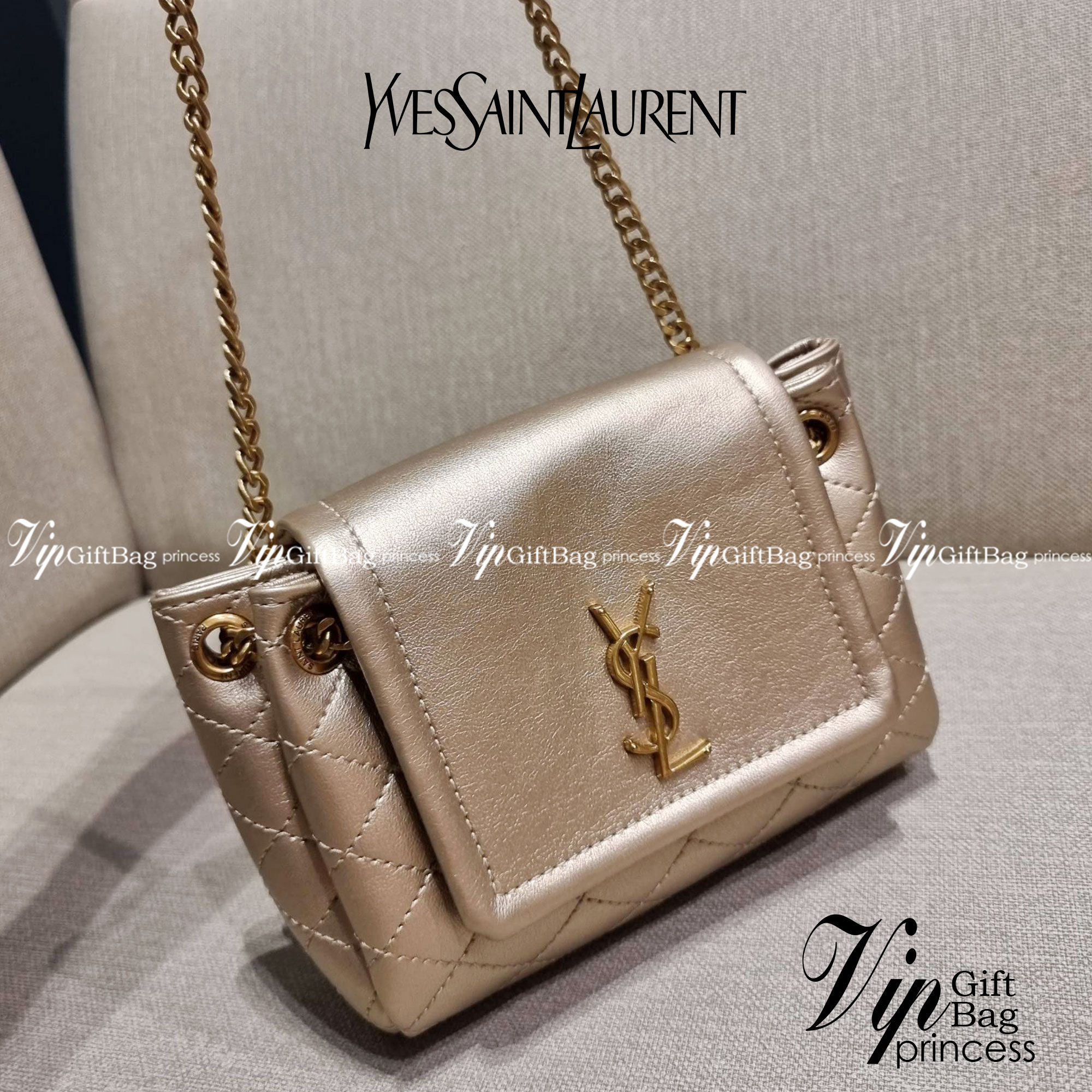 Yves Saint laurent mini nolita in lambskin / YSL mini nolita น้องสาวคนสวยที่ต้องตาเมื่อแรกเห็น กระเป๋าสะพายดีไซน์หรู ไซส์มินิ แบรนด์นี้ไม่เคยทำให้ผิดหวังจริงๆ ด้วยดีเทลความเรียบง่ายแต่มีความหรูอยู่ในตัว วัสดุหนังแกะ สัมผัสดีงามมากๆ เปิด-ปิดด้วยกระดุมแม่เห
