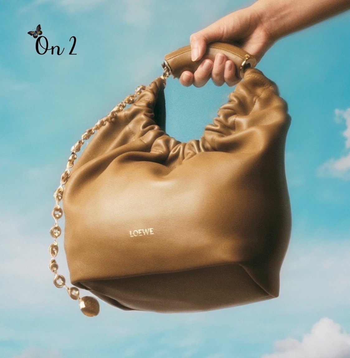 LOEWE Medium Squeeze bag in nappa กระเป๋าสะพายคอลใหม่ ดีไซน์เก๋เรียบหรูงานสวยทั้งภายนอกและภายใน ขึ้นแบบจากงานจริง เป๊ะสุด ปั้มทุกจุด งานจริงสวยทุกมุมเป๊ะปังมากค่ะ