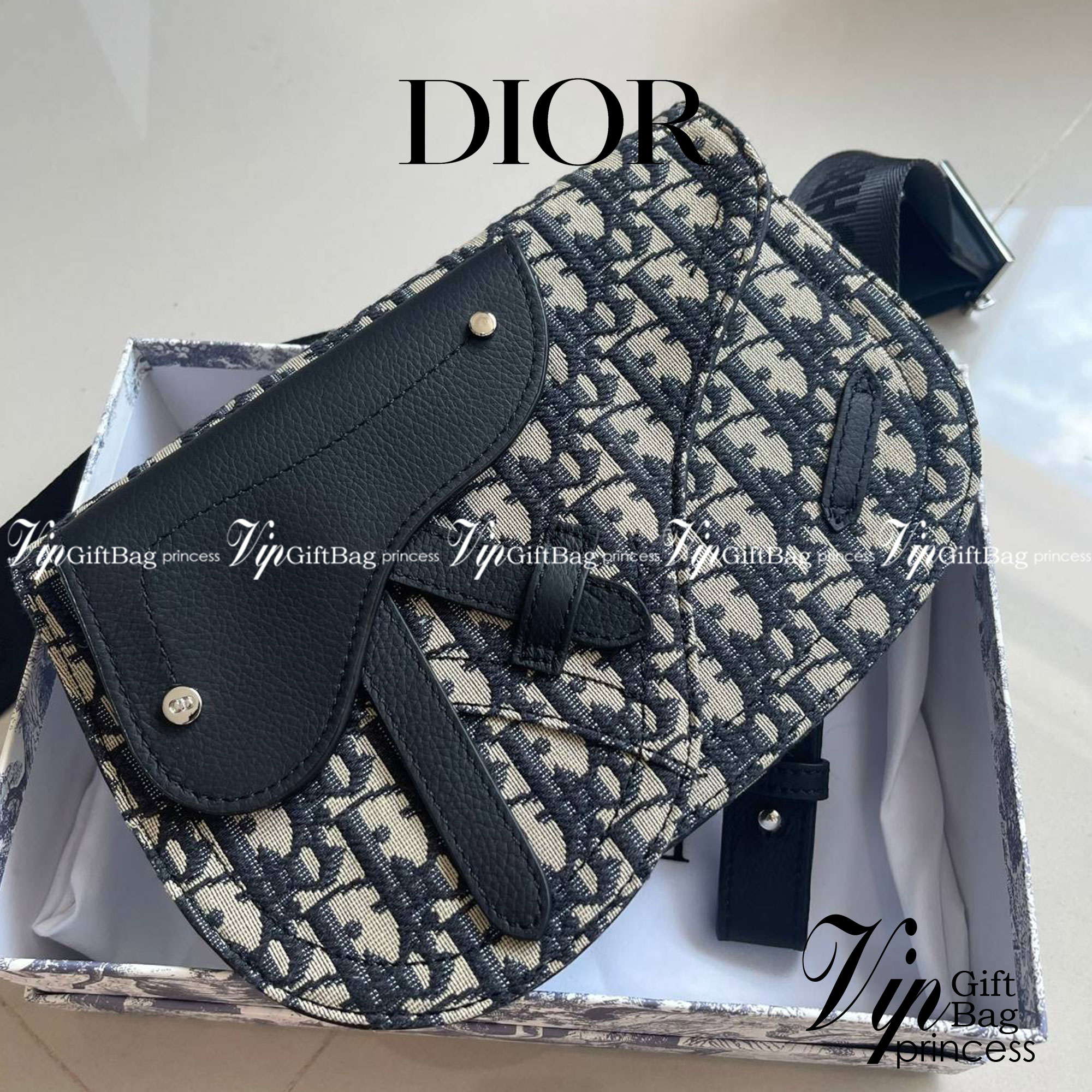หนังแท้ CHRISTIAN DIOR SADDLE POUCH Beige and Black Dior Oblique Jacquard พร้อมส่งที่ไทย จุของได้เยอะมาก ภายในโล่งกว้าง วัสดุหนังแท้และผ้าแจ็คการ์ดอย่างดีทั้งใบ เกรดเทพออริจินอลหนังแท้ทั้งใบ ภาพสินค้าถ่ายจากงานขายจริง ใช้งานต่างประเทศได้