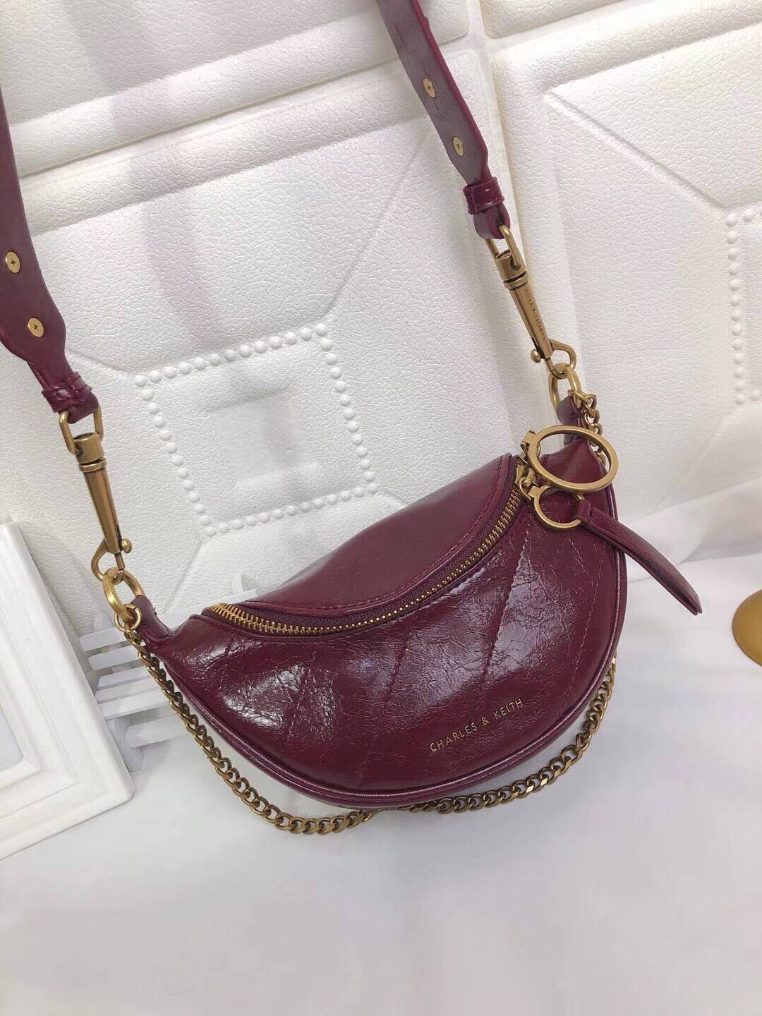 CHARLES & KEITH WRINKLED EFFECT RING ZIP TASSEL CROSSBODY BAG กระเป๋าสะพาย/คาดเอว/คาดอกรุ่นใหม่ล่าสุด เปิด-ปิดด้วยซิป ภายในโล่งกว้างมีช่องเล็กใส่บัตร จุของได้เยอะดีไซต์เก๋ไม่ซ้ำใคร สามารถสะพายได้หลายแบบไม่จำเจ ราคาสุดคุ้มห้ามพลาดค่ะ