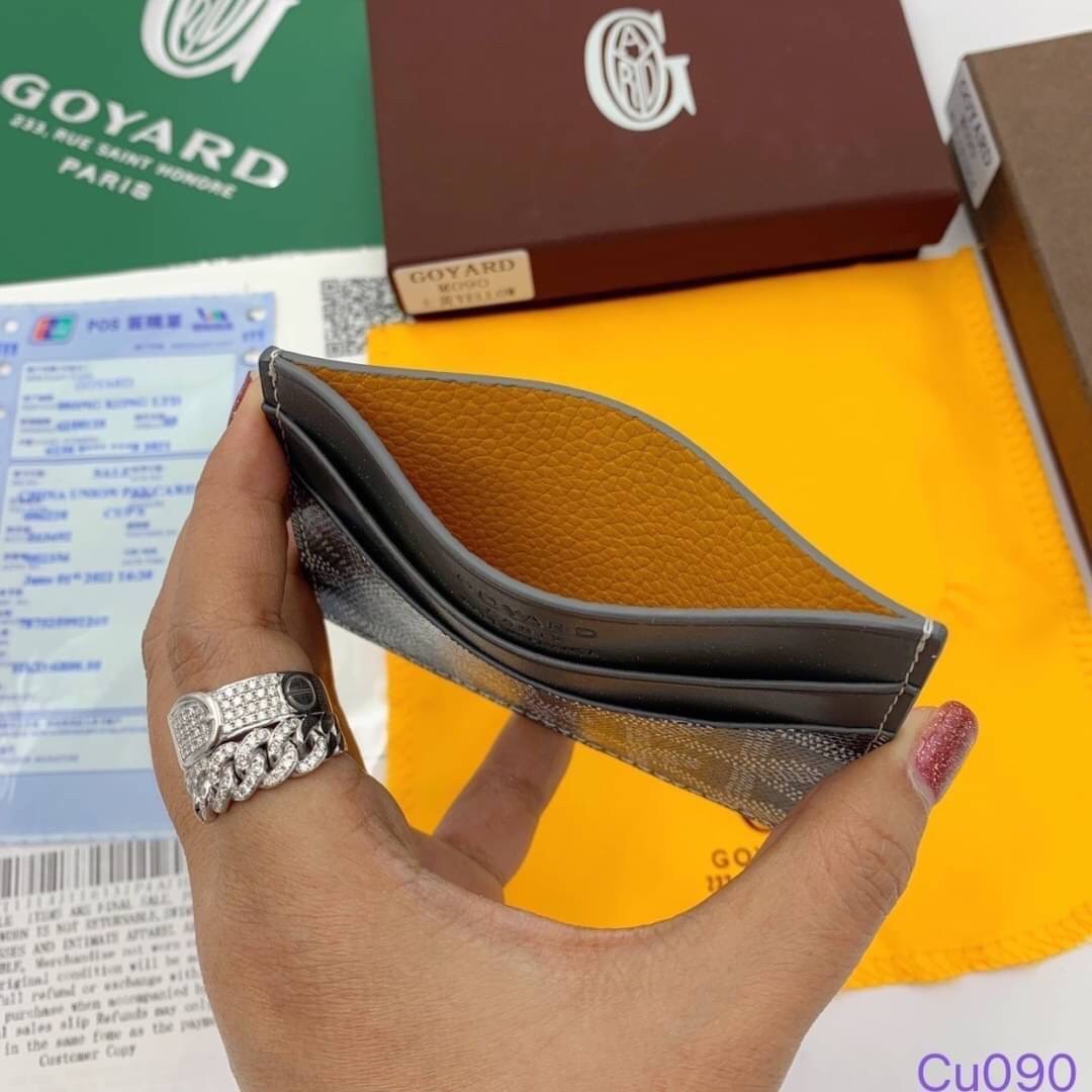GOYARD Card Holder กระเป๋าใส่การ์ดรุ่นแบน ใช้ง่าย ใส่บัตรได้เยอะ (ใส่ซ้อนกันเลยจ้า) ด้านบนใส่แบงค์พับครึ่งได้นะคะ ดีมาก ผู้ชายก็ชอบ ผู้หญิงก็ชอบ
