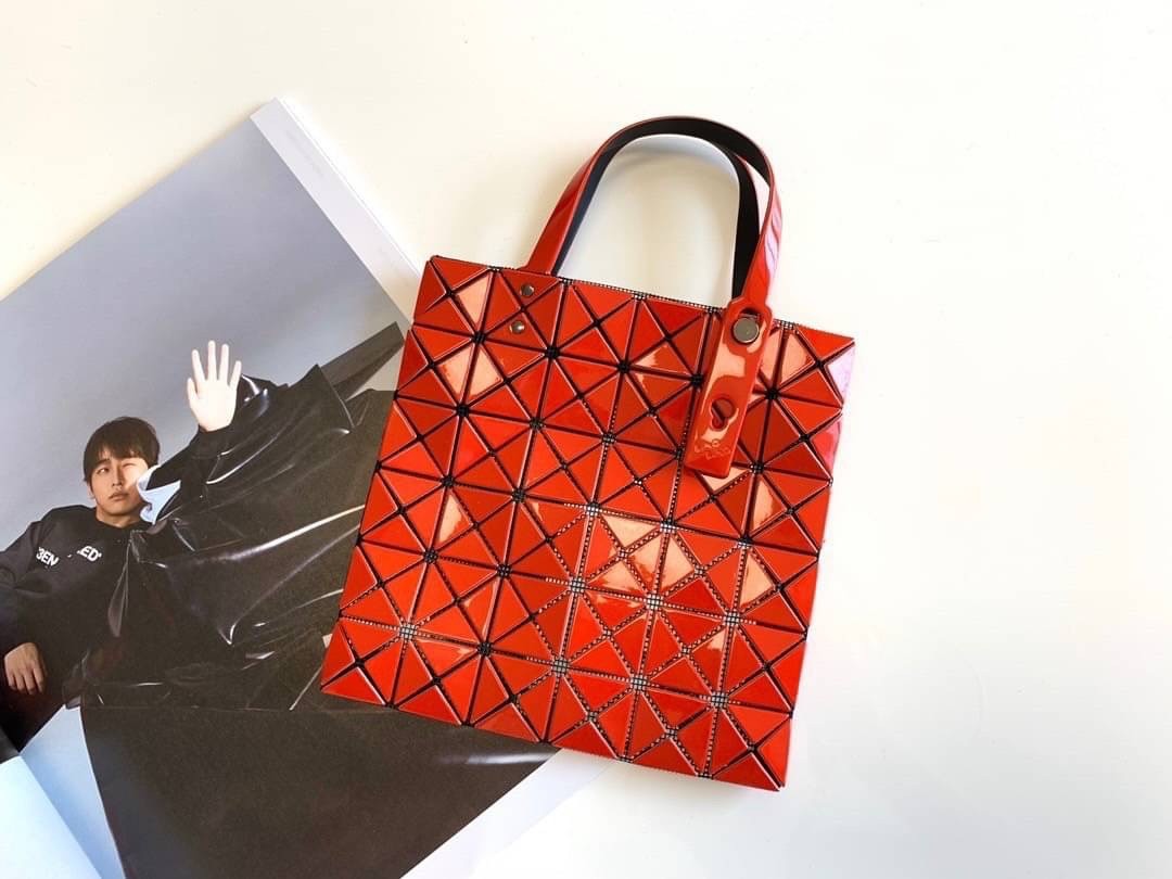 BAOBAO ISSEY MIYAKE 6x6 BLOCK TOTE BAG กระเป๋าถือทรง shopping โท้ท ลายตาราง บล็อคสี่เหลี่ยมสามเหลี่ยม ภาพสินค้าถ่ายจากงานขายจริง ใช้งานต่างประเทศได้ค่ะ