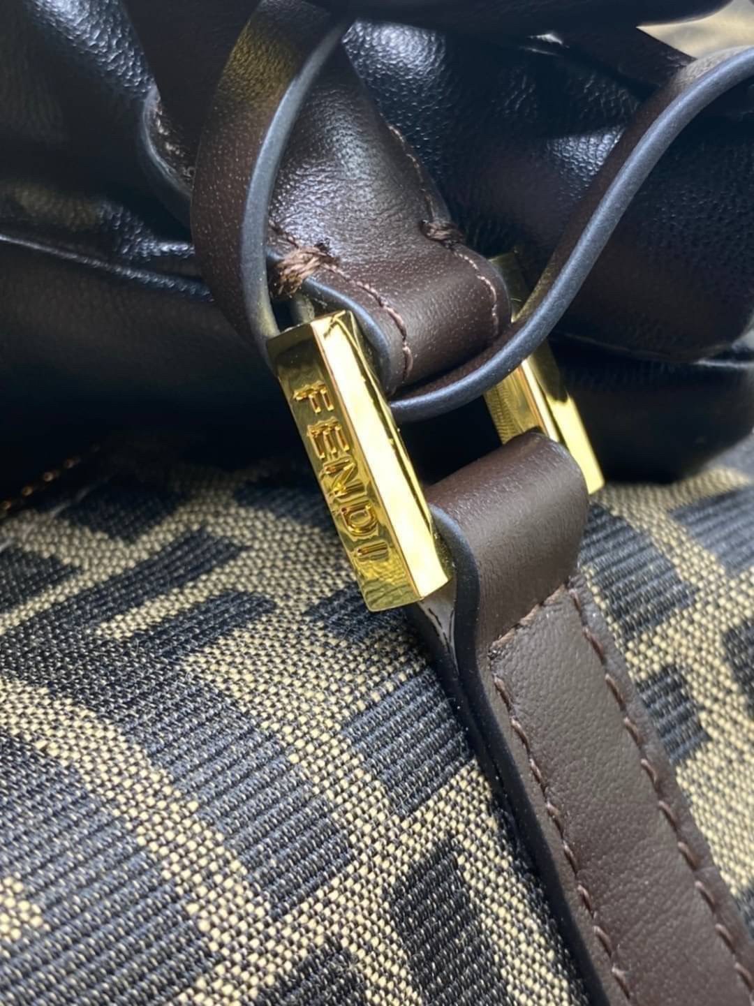 หนังแท้ Fendi Travel Bag Fendi Boston Vintage Bag พร้อมส่งที่ไทย Tobacco Zucca Canvas and Gold hardware. กระเป๋าเดินทางใบใหญ่กำลังดี ภายในโล่งกว้าง จุของได้เยอะ ภาพสินค้าถ่ายจากงานขายจริง ใช้งานต่างประเทศได้ค่ะ