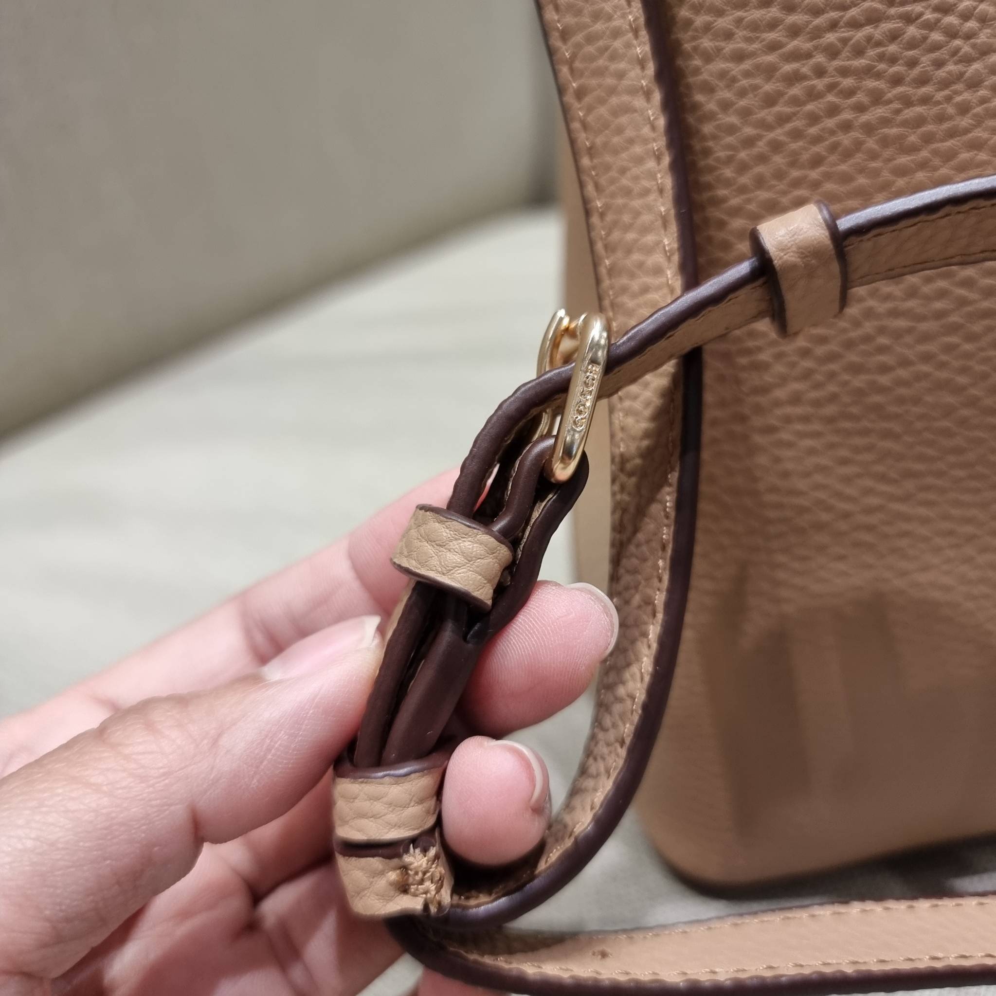 COACH 1011 SMALL TOWN BUCKET BAG รุ่นยอดนิยมใบเล็ก กระเป๋าทรงบัคเก็ต สีคลาสสิคเรียบหรู ตัดกับโลโก้สีทองดูโดดเด่น วัสดุหนัง pepble สวยคมทุกมุมจริงๆ!! เปิด-ปิดด้วยกระดุมแม่เหล็กทั้ง 2 ฝั่ง ภายในเป็นช่องโล่ง มาพร้อมสายสะพายปรับได้ตามตัว ขนาดใบนี้กำลังสวย สะพ