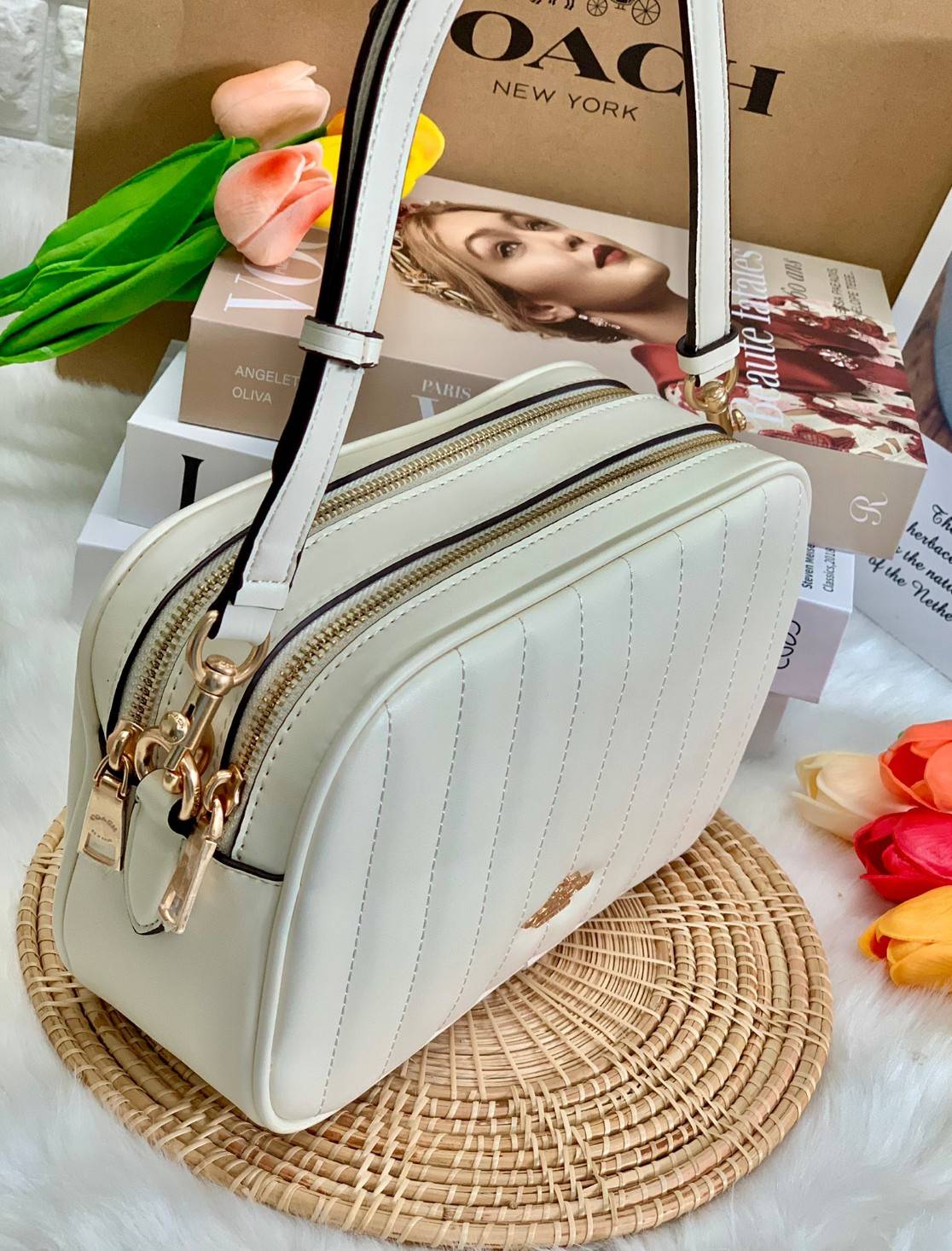 COACH C1569 JES CROSSBODY WITH LINEAR QUILTING ใหม่ล่าสุด!! กระเป๋าสะพายข้าง รุ่น 2 ซิป ใบใหญ่จุใจ ดีไซน์ใหม่ เพิ่มลูกเล่นให้ดูหรูหรายิ่งขึ้น วัสดุหนังสังเคราะห์บุเป็นลายเส้นสวยงาม เปิด-ปิดด้วยซิป 2 ช่องหลัก ใช้งานง่าย ทรงสวยมากๆรุ่นนี้ มาพร้อมสายสะพาย cr