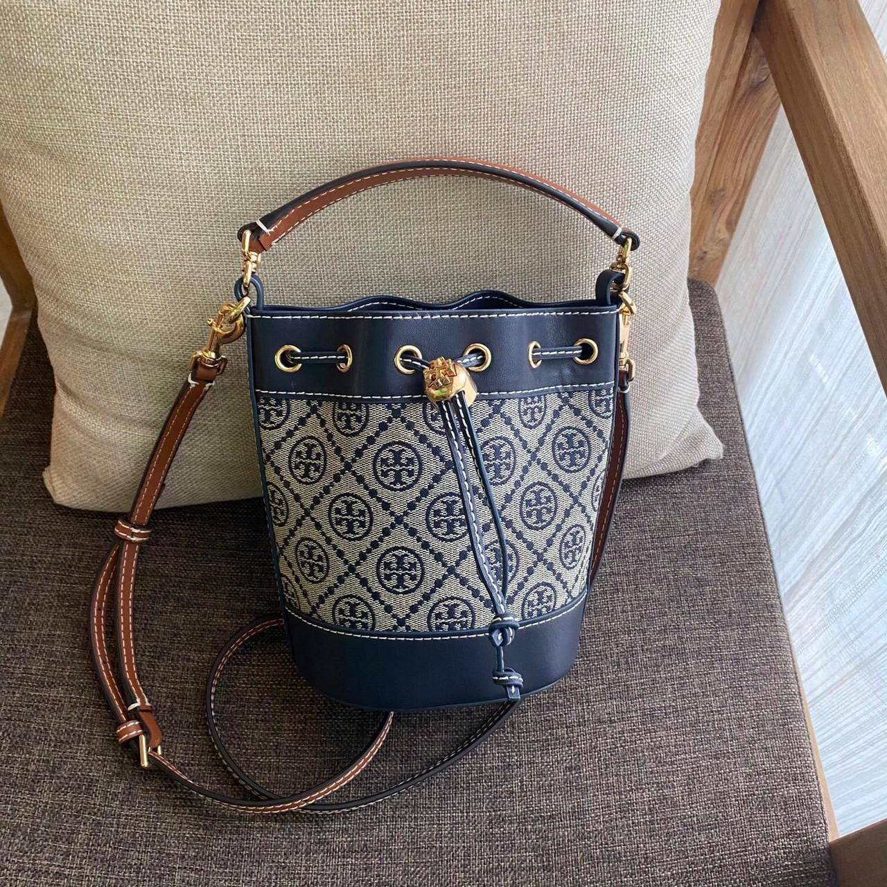 ของแท้ 💯% 】Tory Burch Monogram Jacquard Mini Bucket Bag กระเป๋าถือหรือสะพายไหล่ วัสดุผ้า Canvas โลโก้ Jacquard ทรงถัง ตั้งอยู่ทรง กระเป๋าปักลายแบรนด์ สวยหรู