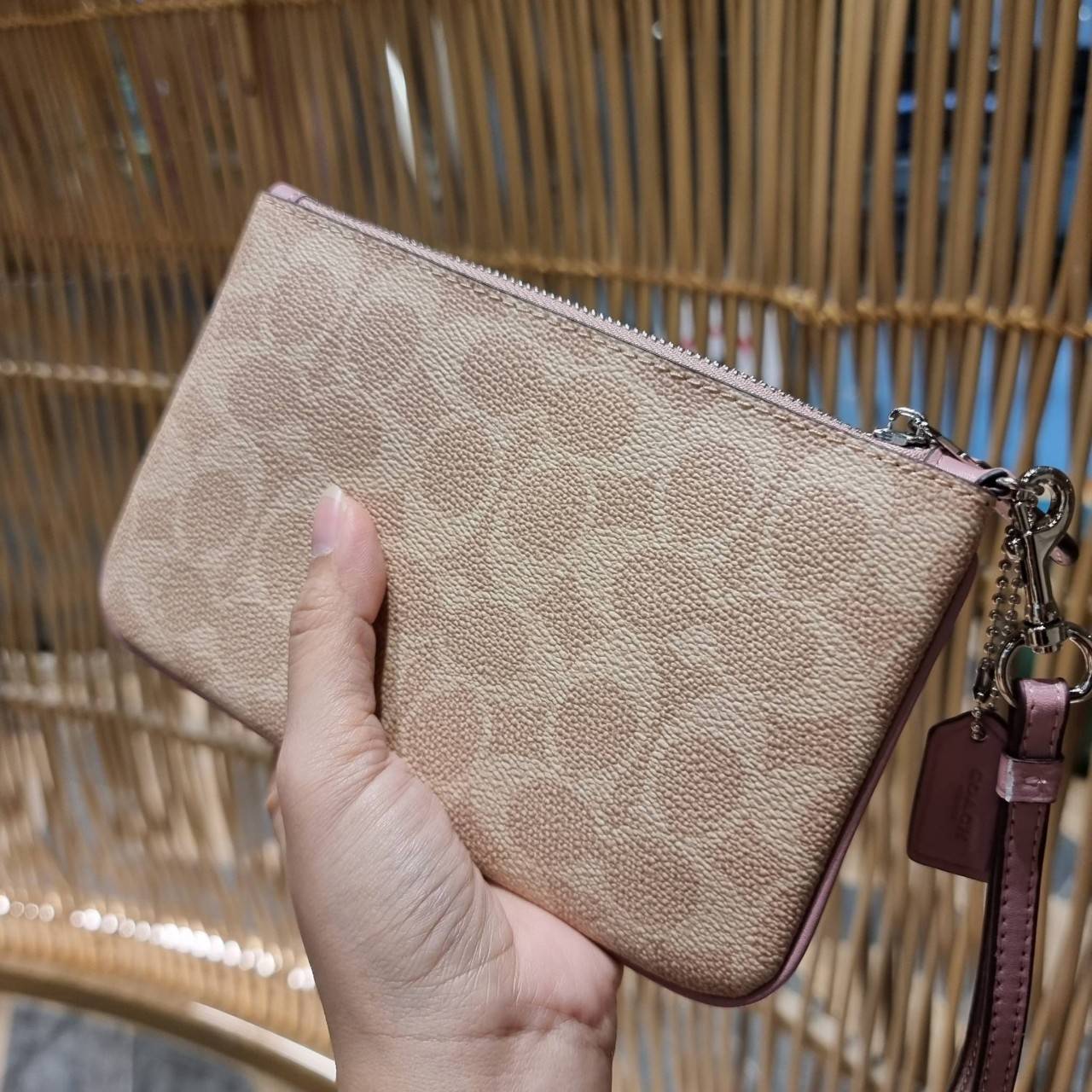 COACH 32445 SMALL WRISLET IN COLORBLOCK SIGNATURE CANVAS คอลเลคชั่นคัลเลอร์บล็อคสวยหรู ในรูปแบบกระเป๋าคล้องมือ ขนาดพกพา ไซส์กำลังสวยมากๆ พกง่ายไปเลยจ้า วัสดุหนังแคนวาส ตัดหนังแท้ ภายในโล่ง มีช่องใส่บัตร ตอบโจทย์สาวๆที่ไม่ชอบความพะรุงพะรัง พกใบนี้คือสะดวกส