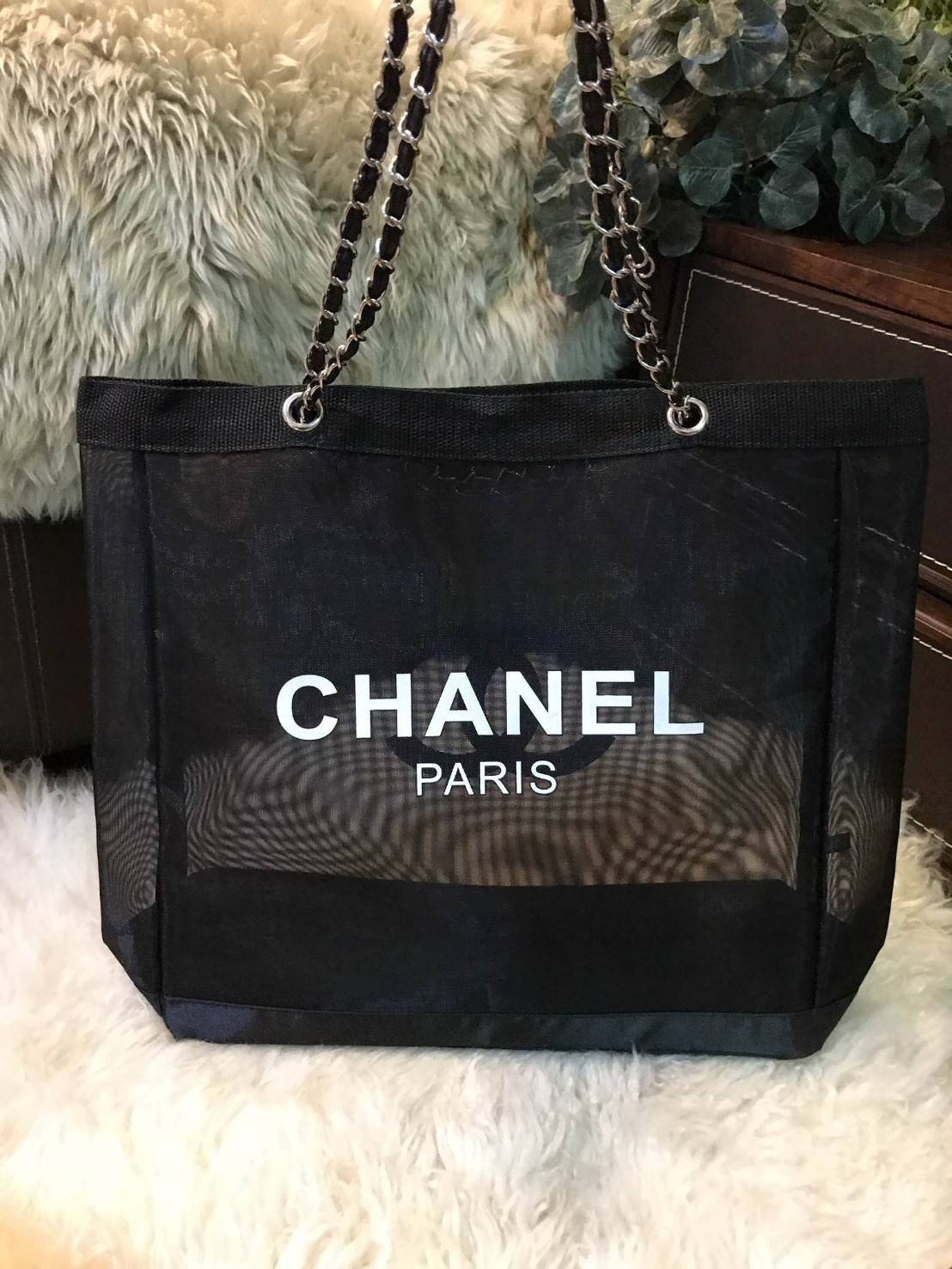 NEW! Chanel Shopping Bag With Chain กระเป๋าสะพายใบใหญ่ทรง Shopping Bag Limited Edition พรีเมี่ยมกิ้ฟของแท้นำเข้าจาก Chanel Perfume Counter ใบใหญ่วัสดุ Nylon โปร่งปั้มโลโก้แบรนด์สวยหรู เปิดปิดด้วยแถบแม่เหล็กซ่อนด้านใน บุฟองน้ำที่ฐานมาพร้อมสายสะพายโซ่ร้อยหน