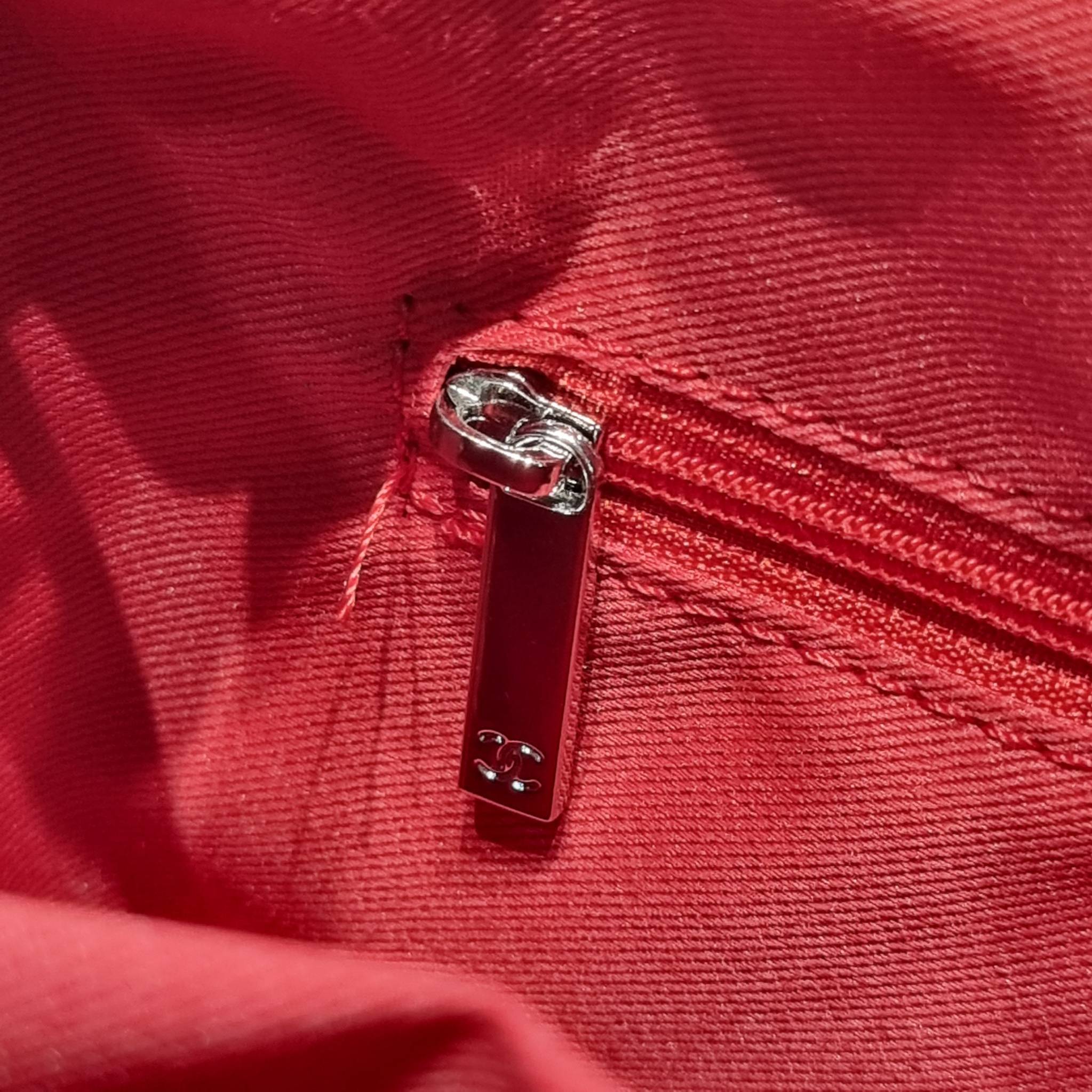 CHANEL Gabrielle Bag Medium สวยคลาสสิค No.1 ต้องยกให้ไอเท็มนี้เท่านั้น กับกระเป๋าสะพายซิกเนเจอร์ ดีไซน์ไม่เหมือนใคร เป็นเอกลักษณ์ ใช้งานได้หลากหลาย สะพายได้ไม่ซ้ำ