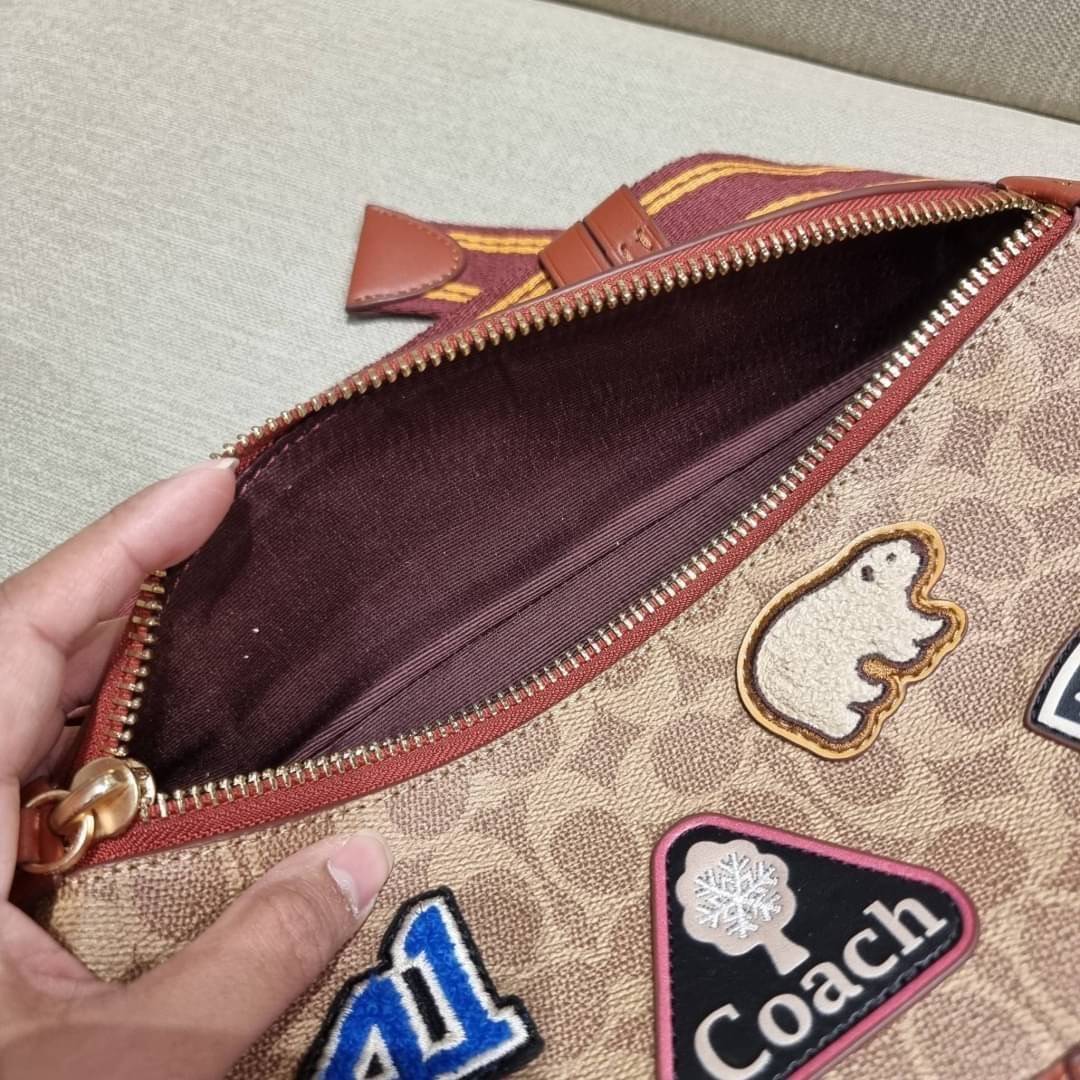 COACH C6678 LEAGUE BELT BAG IN SIGNATURE CANVAS WITH VARSITY PATCHES กระเป๋าคาดอกไซส์ใหญ่ คอลเลคชั่นที่ฮอตไม่เลิก กับดีไซน์สกีเรทโทร วินเทจ ขนาดสะพายกำลังเท่ คูลๆ ใช้งานง่าย ได้ทั้งหนุ่มๆและสาวๆ โดดเด่นด้วยแพทช์ที่สวยไม่ซ้ำใคร วัสดุหนังแคนวาสเคลือบลายสลับ