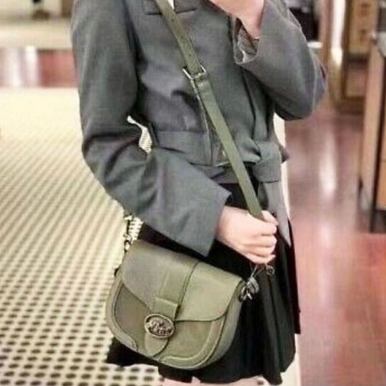 OUTLET 】COACH C2805 GEORGIE SADDLE BAG ใบงาม น้องน่ารัก สุดเรียบหรู เลยทีเดียว วัสดุหนังpebble ตัวกระเป๋าหนังแท้ ตรงกลางตัดกำมะหยี่เพิ่มความหรูหราอย่างลงตัว ภายในกระเป๋ามีช่องเอนกประสงค์กระดุมแป๊ก ซับในผ้า ด้านนอกกระเป๋าเปิด สายสะพายถอดปรับระดับ สำหรับสะพ