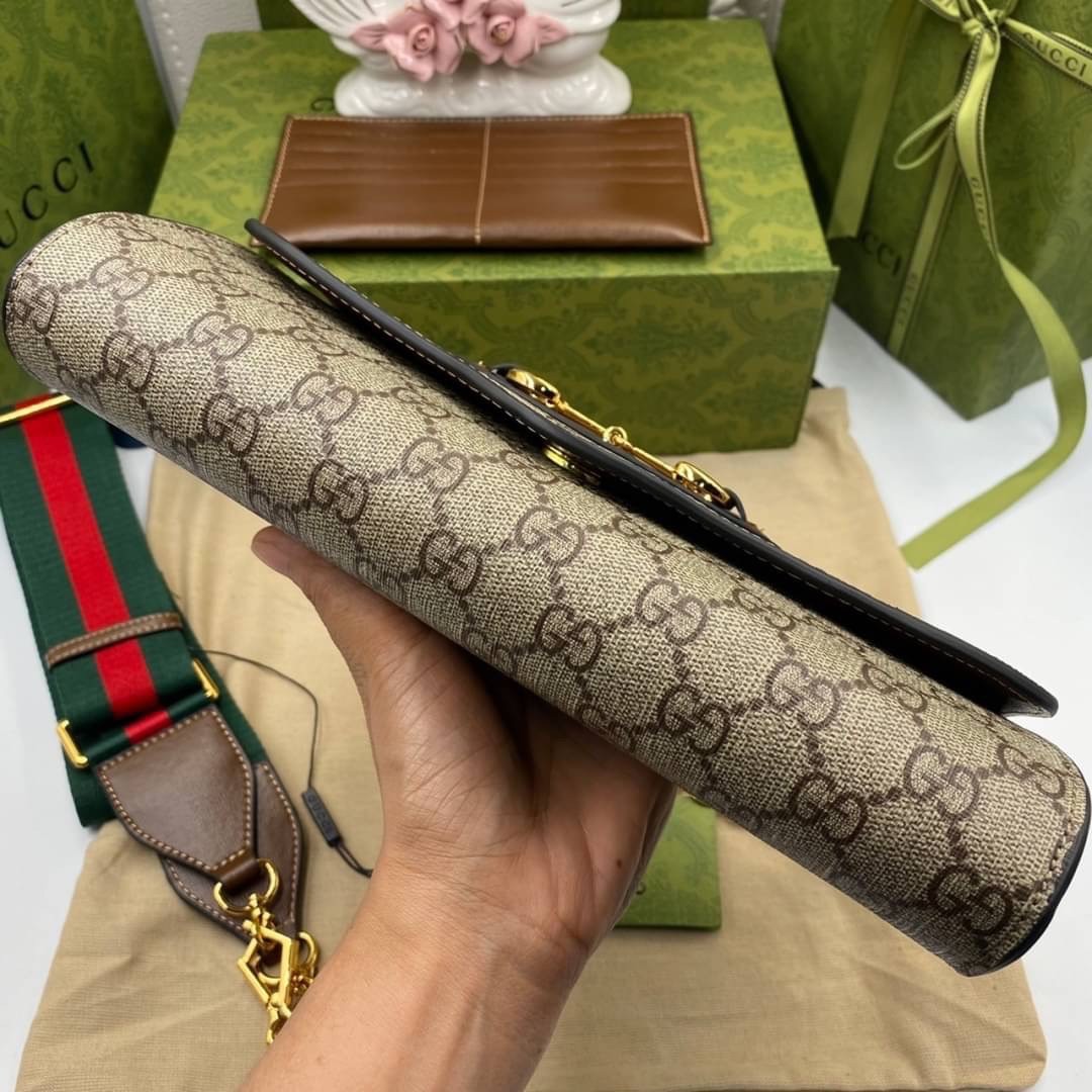 GUCCI Horsebit GG Supreme Monogram Crossbody Bag 26cm กระเป๋าทรงสี่เหลี่ยมผืนผ้าไซส์กำลังน่ารัก ใช้งานได้คล่องแคล่ว ลวดลาย GG Monogram มองกี่รอบก็สวยคลาสสิกไม่มีเบื่อ