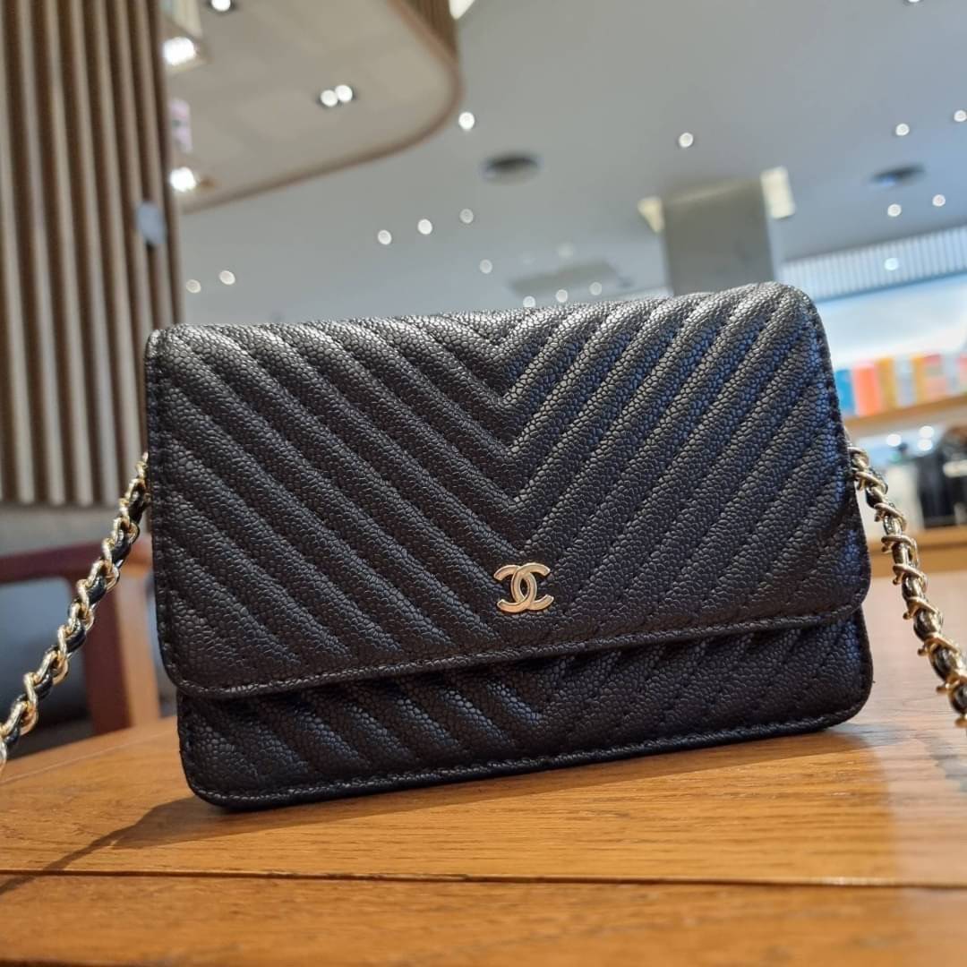 VIP 🥂 CHANEL WOC ลายวียอดฮิต กระเป๋าสะพายข้างหนังลายคาร์เวีย มาพร้อมโซ่สะพายในตัว (ถอดออกไม่ได้) อะไหล่ทองเรียบหรู ดูผู้ดี้ ผู้ดี!! เปิด-ปิดกระเป๋าด้วยกระดุมแม่เหล็ก ภายในกระเป๋าเป็นช่องโล่ง มีช่องแยก 1 ช่อง ช่องซิปกลางอีกช่อง ส่วนด้านหลังก็ยังมีอ