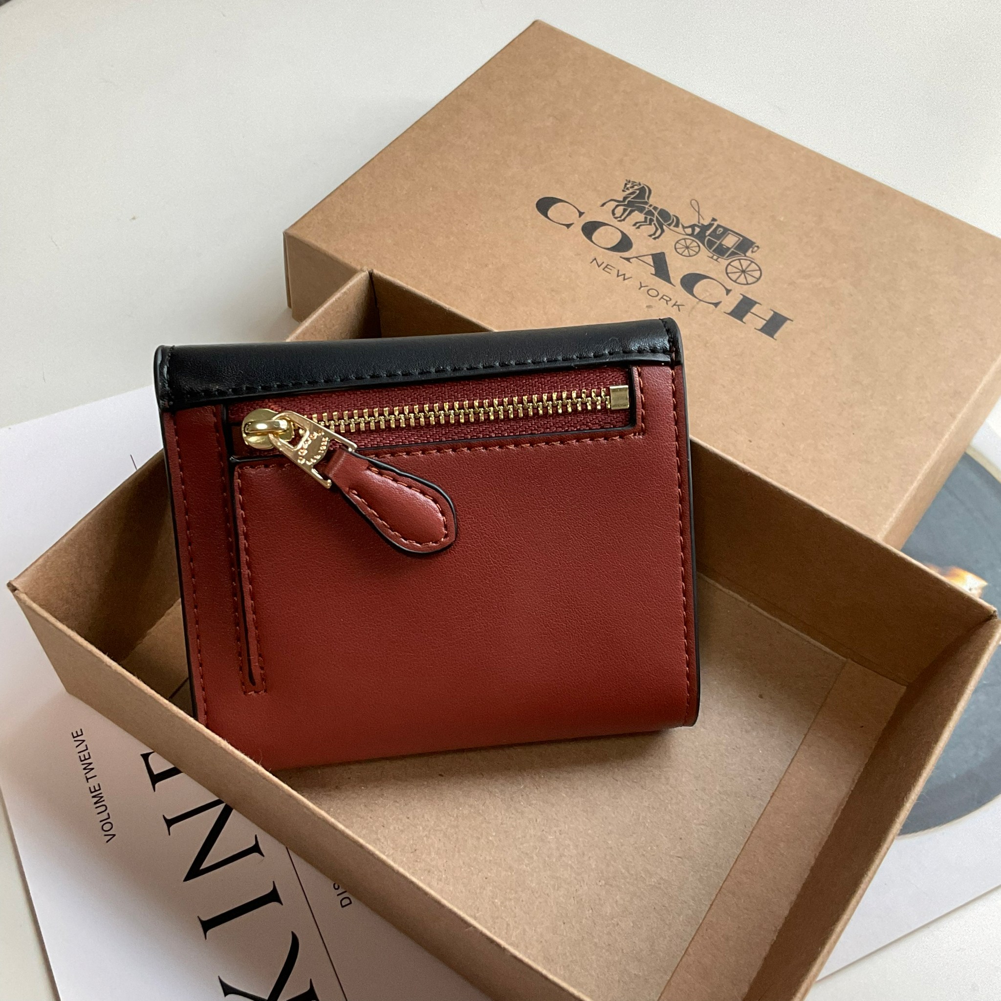 COACH SMALL WALLET IN SIGNATURE CANVAS กระเป๋าสตางค์ใบสั้น แบบพับสองตอน หน้าจดหมาย เปิดปิดด้วยกระดุมปั้มแบรนด์ ด้านในมีช่องใส่บัตรหลายช่อง และช่องใส่ธนบัตร ด้านหลังมีช่องซิปเหรียญอีกหนึ่งช่อง น้ำหนักเบา พกพาสะดวก มีให้เลือกหลายสี ห้ามพลาดค่ะ!