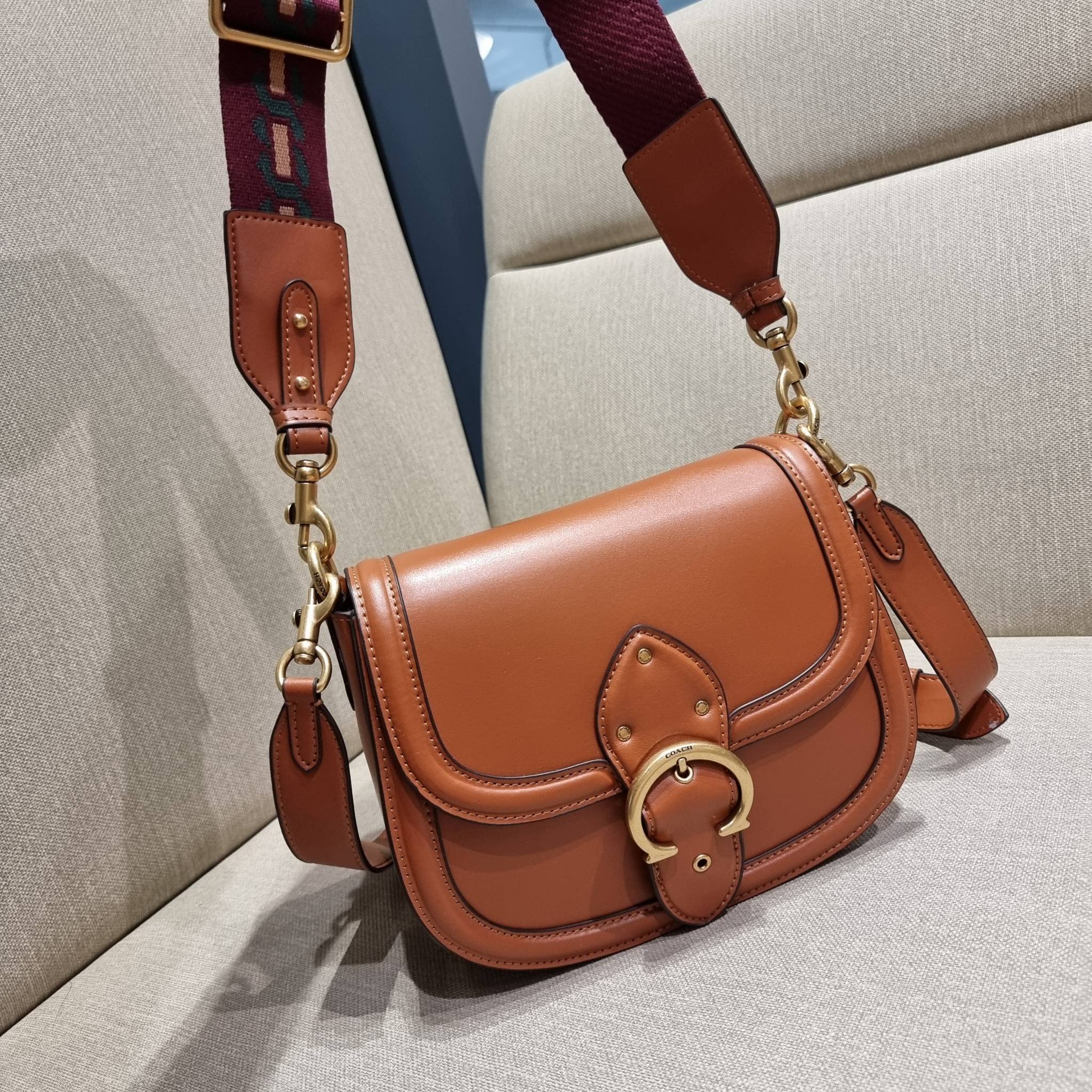 COACH C0749 BEAT SADDLE BAG The best item! ที่สาวๆรอคอย! ฮอตไฟลุก! สีหายาก ละมุนคุณหนู คอลเลคชั่นใหม่ ดีไซน์หรูหรา พิเศษมากๆมาพร้อมสายสะพาย 2 เส้น ใช้คู่กันหรือแยกสะพายก็สวยครบสูตร กระเป๋าสะพายทรง saddle คลาสสิค วัสดุหนัง glove-tanned ทนทาน เปิด-ปิดด้วยกร