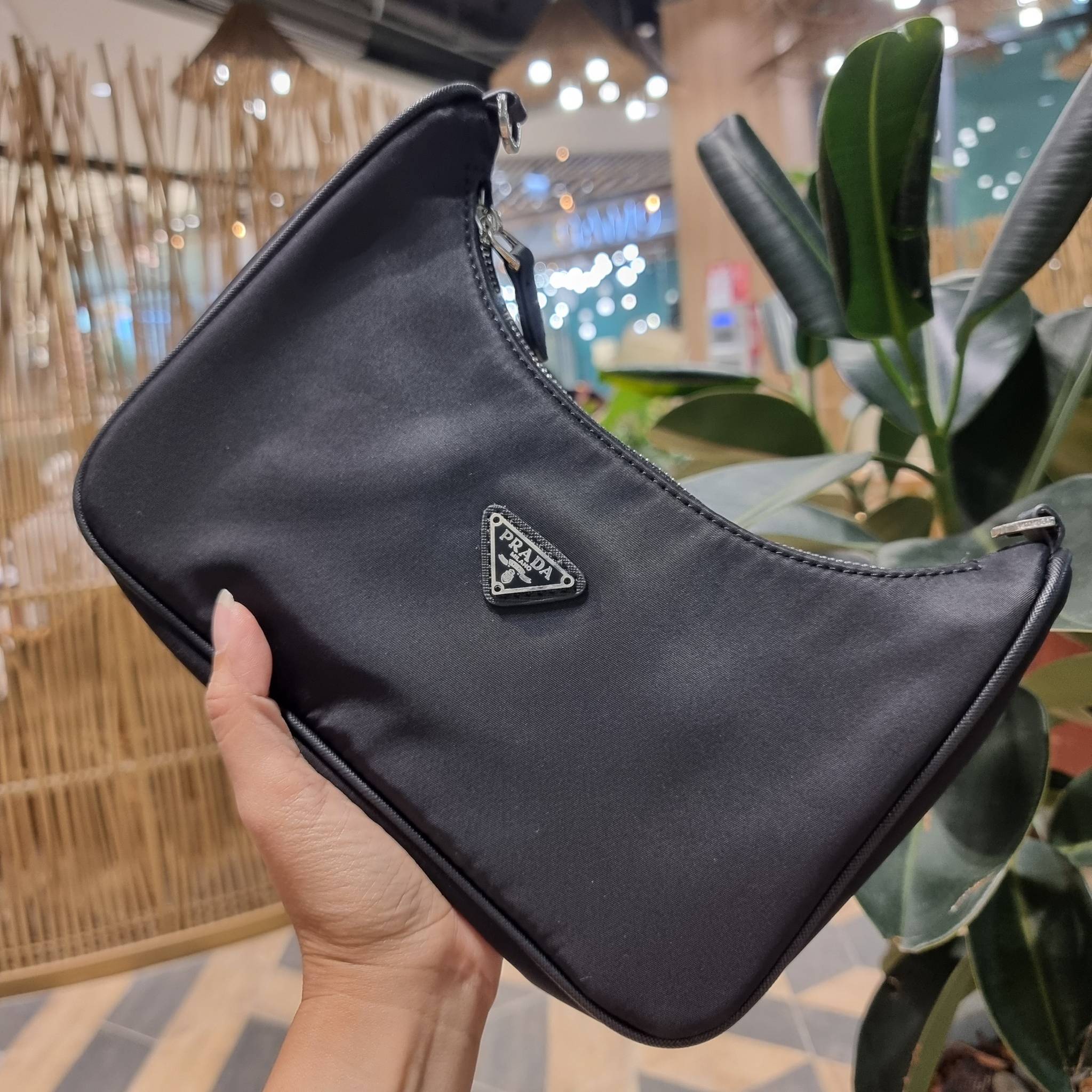 VIP 🥂 PRADA RE-EDITION 2005 RE-NYLON SHOULDER BAG ไอเท็มสุดปัง ที่ฮิตตลอดกาลไม่ว่าจะปีไหนๆ จัดให้ครบทั้งสีขายดีและสีใหม่ล่าสุด ที่สายคุณหนูห้ามพลาด!! กับกระเป๋าสะพายทรงคลาสสิค เหมาะเป็น everyday bag มากๆ วัสดุผ้าไนล่อนคุณภาพ พร้อมใบลูก ไว้ใส่เหรีย