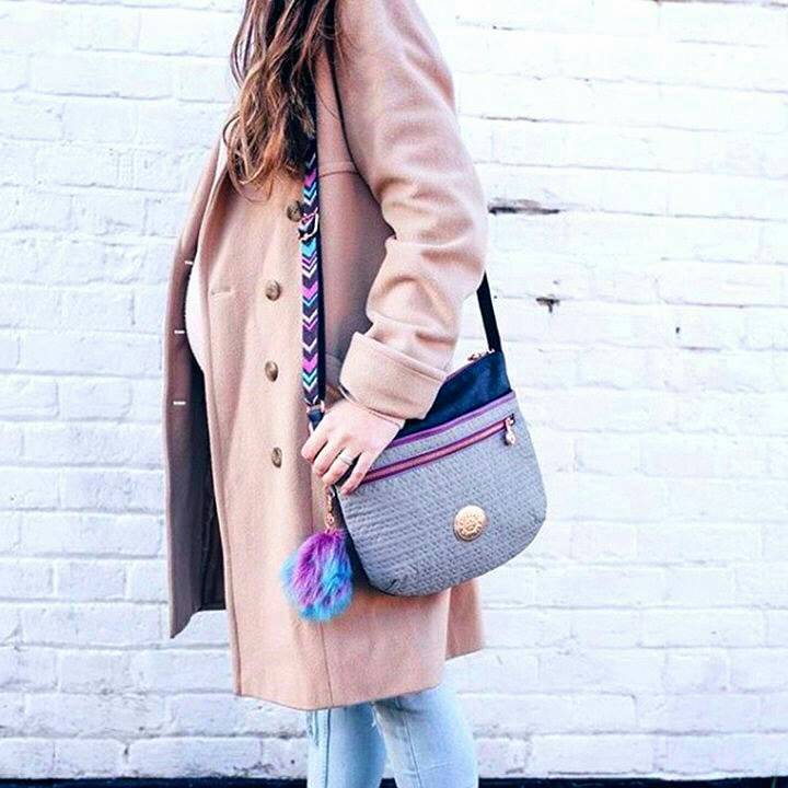 KIPLING ART O SHOULDER BAG กระเป๋าสะพายวัสดุ Nylon+Polyester 100% เปิดปิดด้วยซิปสะดวกใช้หัวซิปเเบรนด์ ภายในมีช่องซิป ช่องใส่มือถือ และสายคล้องพวงกุญแจ ด้านหน้ามี 2 ช่องซิป ด้านหลังมี 1 ช่องซิป สายสะพายยาวเลื่อนปรับได้จะสะพายข้างหรือ Crossbody ฿ก็ดูดี มาพร