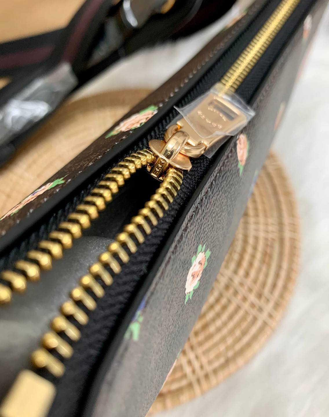 NEW ARRIVAL! นาทีนี้ต้องมีแล้วค่ะ ต้อนรับหน้าหนาวกันน! COACH JES BAGUETTE IN SIGNATURE CANVAS WITH COACH RADIAL RAINBOW ((C6817)) พร้อมส่งที่ไทย สิคค้าเข้าใหม่ค่ะ! กระเป๋าสะพายครอสบอดี้ร์ หนังแท้ น้ำหนักเบา เปิดปิดกระเป๋าแบบซิป ภายในสามารถใส่กระเป๋าเงินใบ