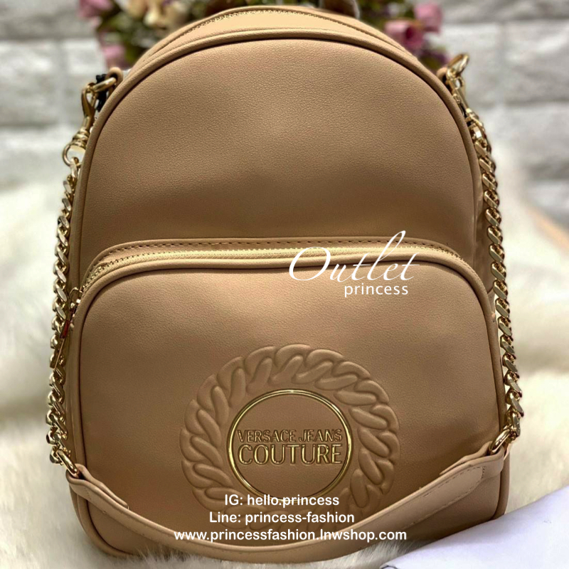 VERSACE JEANS COUTURE CHAIN-EMBOSSED BACKPACK 2019 กระเป๋าสะพายหลัง//สะพายไหล่ได้ด้วยคะ วัสดุหนังเรียบ หนังดีนิ่มมือมากๆค่ะ ด้านหน้ามีโลโก้แบรนด์ พร้อมช่องซิปขนาดกลางใส่ของค่ะ เปิดปิดช่องหลักแบบซิป ภายในโล่ง มีช่องซิปและช่องเล็กให้ใส่ของจุกจิกคะ สายสะพายด