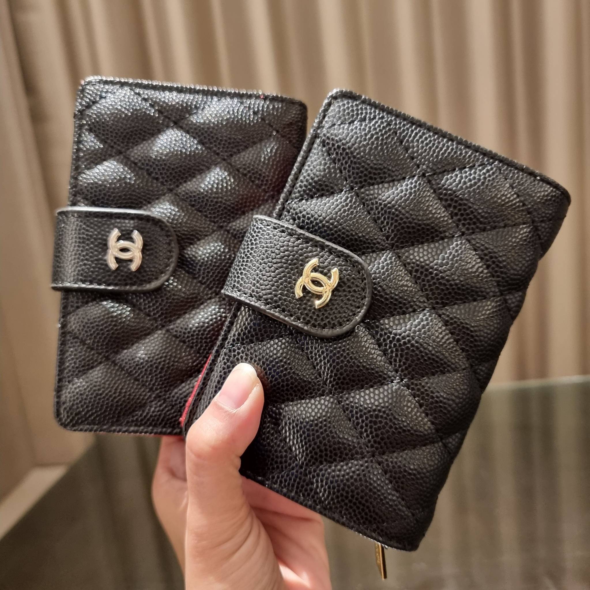 VIP 】หรูสุด ไม่ต้องพูดเยอะ!! HOT ITEM!! กระเป๋าสตางค์ใบกลางขนาดเหมาะมือ ดีไซน์ลุคผู้ดี สวยคลาสสิคจาก Chanel premium for gift วัสดุหนังลายคาร์เวีย ใช้งานง่าย เปิด-ปิดด้วยกระดุมแม่เหล็ก และซิปรูดช่องสำหรับใส่เหรียญ สะดวกมากๆ ภายในกระเป๋ามีช่องใส่บัตร ใส่ธนบ