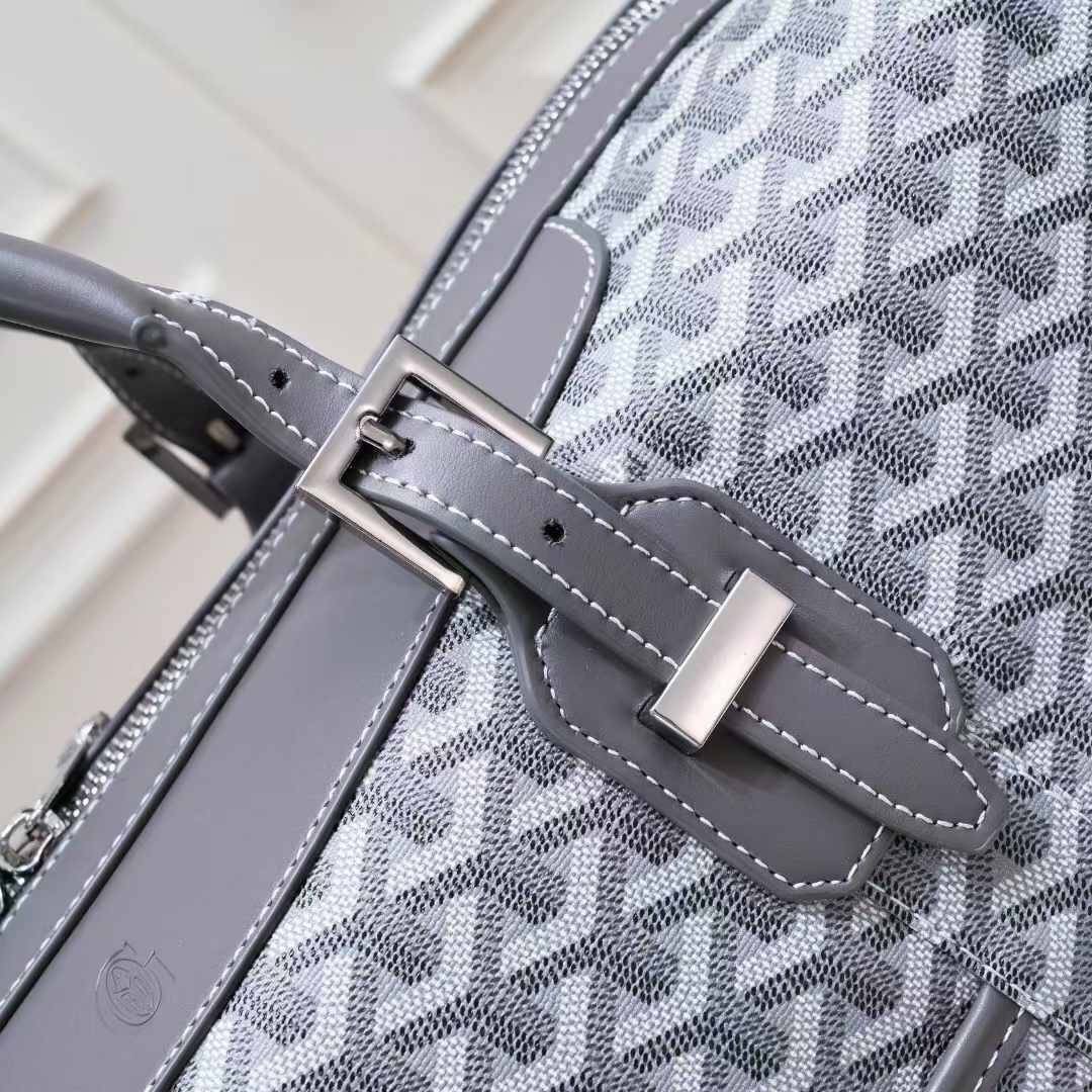 Goyard Boeing Travel 55 Duffle Bag กระเป๋าเดินทางใบใหญ่ ดีไซน์สวยคลาสสิกเป็นเอกลักษณ์ ไอเท็มที่จะทำให้การเดินทางไม่ธรรมดาอีกต่อไป ด้วยดีเทลความเป็นเอกลักษณ์ เรียบแต่หรู ภายในจุของได้เยอะมาก ใหญ่จริง!! ใบนี้คุ้มค่าราคามากๆ