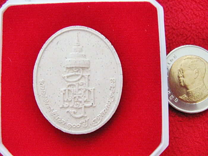 พระผงรูปเหมือนสมเด็จพระญาณสังวร สมเด็จพระสังฆราช ด้านหลัง ญสส ฉลองพระชันษา 100 ปี 3 ตุลาคม 2556 พื้นสีแดงพร้อมกล่องเดิมค่ะ