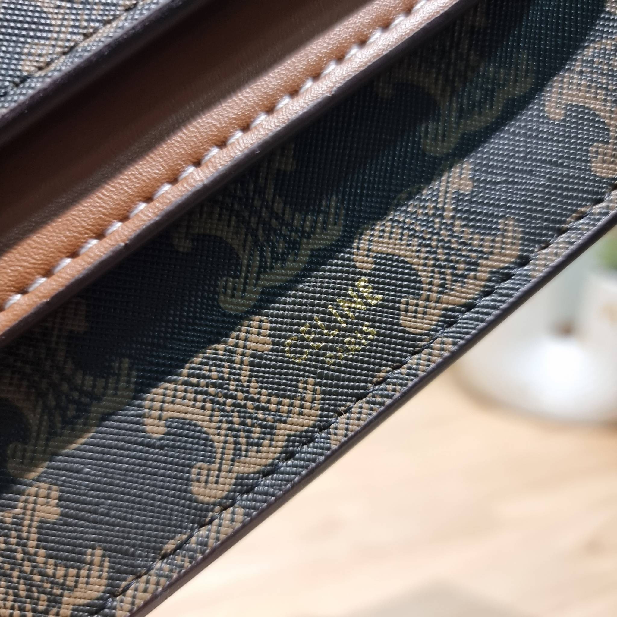 CELINE WALLET ON STRAP IN TRIOMPHE CANVAS AND LEATHER อีกหนึ่งรุ่นยอดนิยม กระเป๋าสะพายกึ่งคลัทช์ ในรูปแบบกระเป๋าสตางค์ ให้พกพาได้ง่าย ใส่ของสำคัญ มือถือ หรือบัตรต่างๆได้