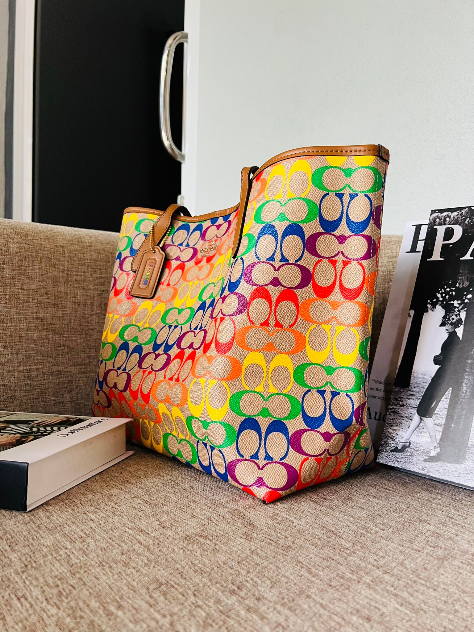 COACH CITY TOTE IN RAINBOW SIGNATURE CANVAS C4181 กระเป๋าสะพายข้างทรงโท้ทใบใหญ่ หนังลาย C สกรีนลายโค้ช รุ่นนี้ ปากกระเป๋าไม่มีชิป มีกระดุม แม่เหล็ก ด้านในมีช่องซิปไว้ใส่กระเป๋าเงินได้คะ เป็น รุ่นยอดนิยมคะ จุของได้เยอะมาก
