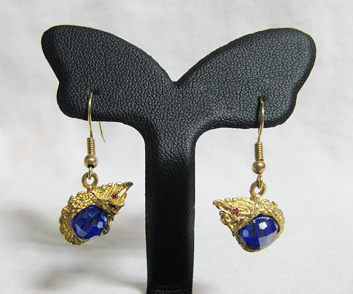 สินค้าหมดค่ะ ต่างหูพญานาคอุ้มลูกแก้วสีน้ำเงิน(กันยายน)พร้อมใบคาถาค่ะ