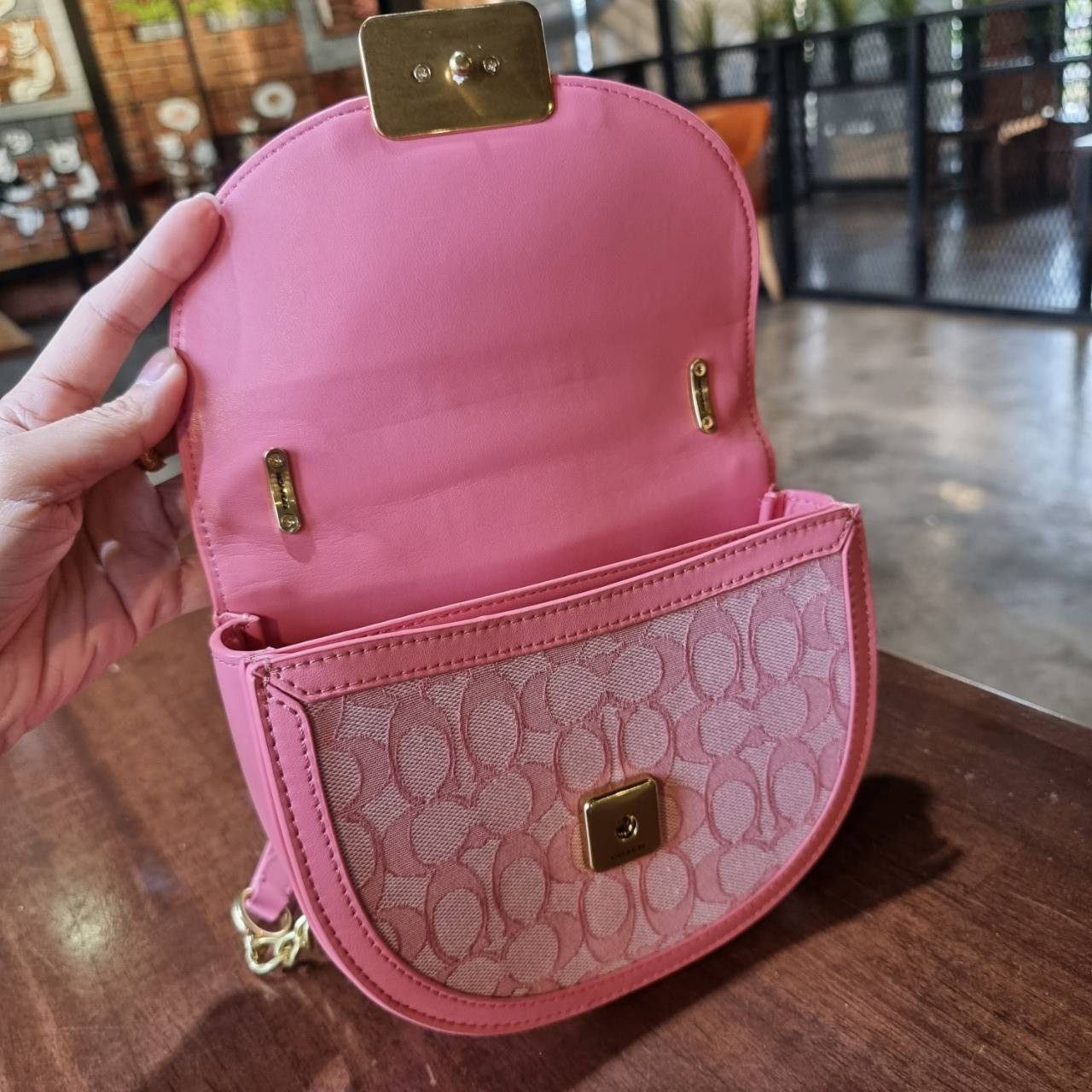 COACH ALIE SADDLE BAG JACQUARD IN SIGNATURE ((C4694//C3464)) พร้อมส่งที่ไทย รุ่นใหม่ล่าสุดค่ะ! กระเป๋าสะพายข้าง//ครอสบอดี้ร์//หรือทบสายคู่สะพายไหล่ได้ค่ะ วัสดุJacquard+หนังแท้ ได้สวยงามลงตัวมากๆ เปิดปิดกระเป๋าแบบกดล็อค มีอะไหล่โลโก้แบรนด์โดดเด่นปนคลาสสิค